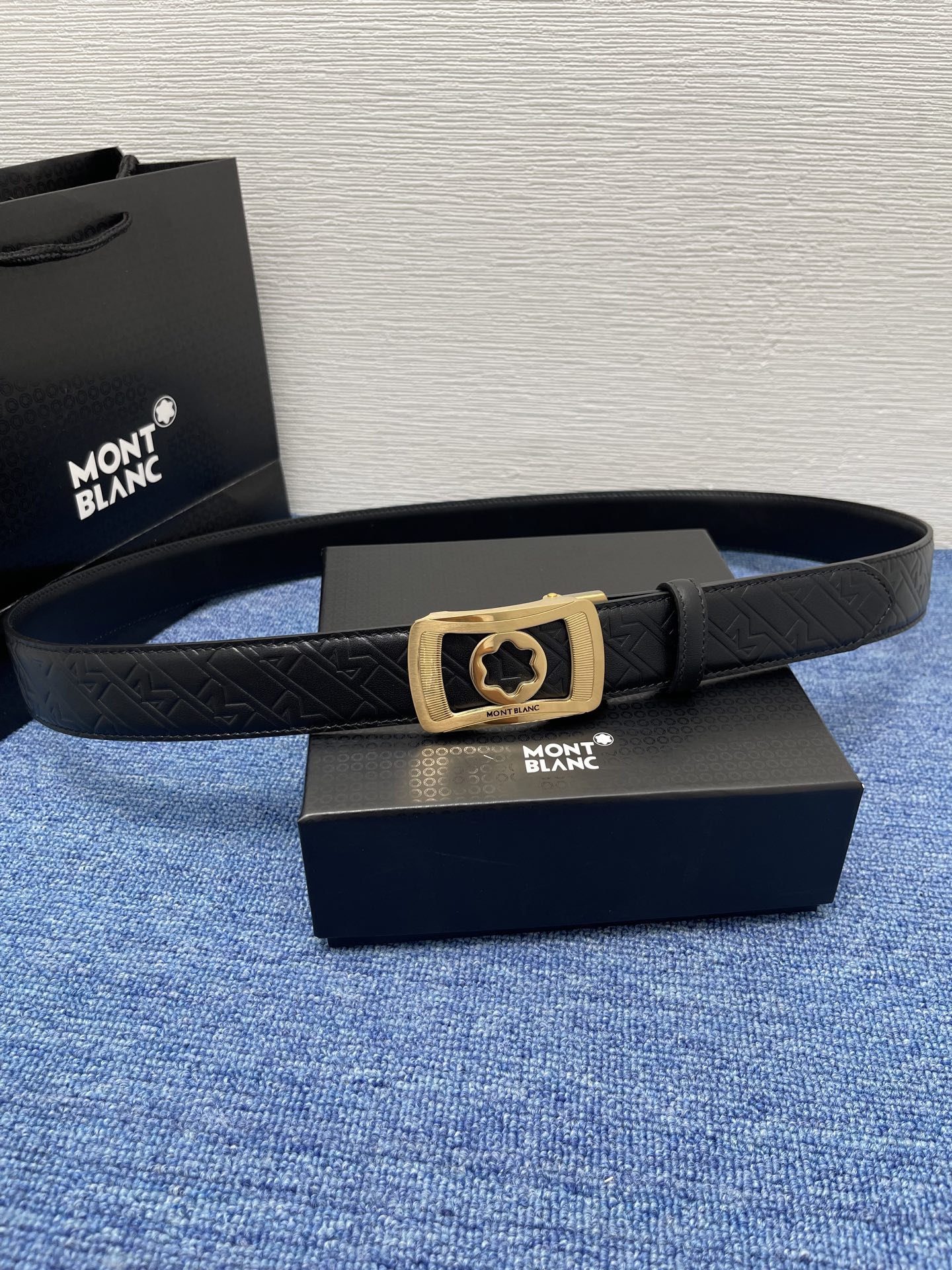  品牌：【万宝龙】 Montblanc家持续其一贯的高雅、绅士、精致的风格，进口小牛皮，手感细腻柔软。纯