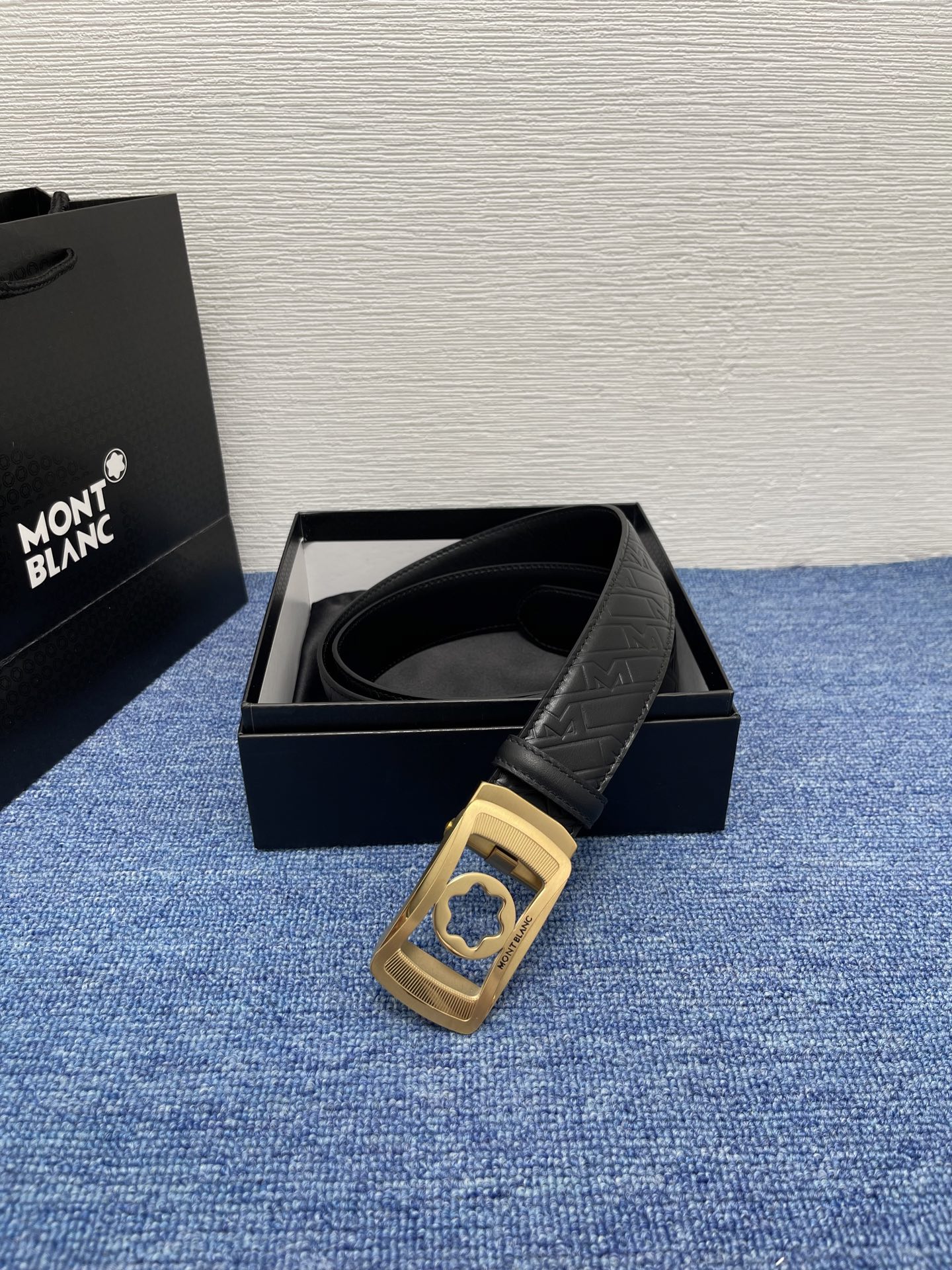  品牌：【万宝龙】 Montblanc家持续其一贯的高雅、绅士、精致的风格，进口小牛皮，手感细腻柔软。纯