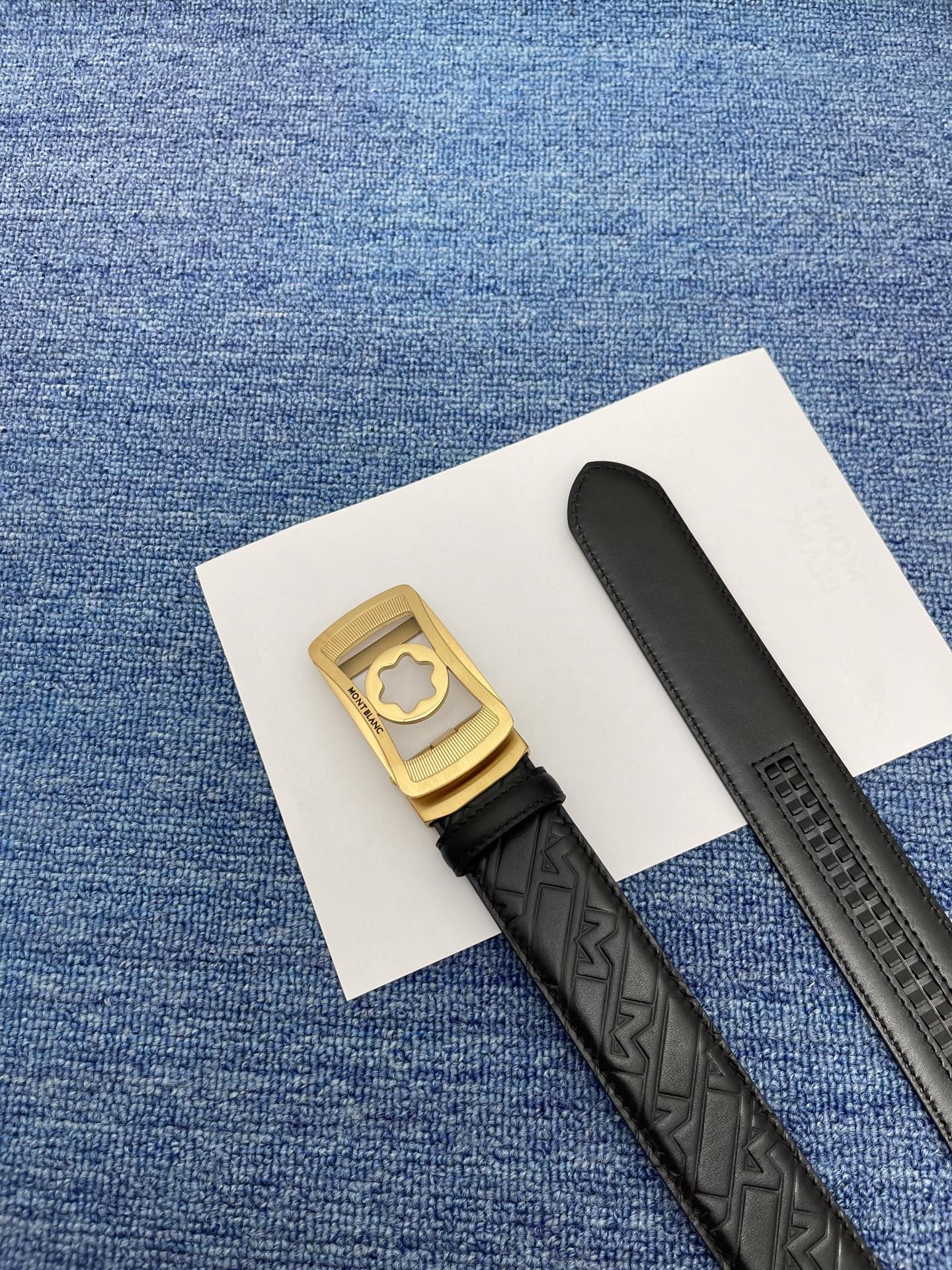  品牌：【万宝龙】 Montblanc家持续其一贯的高雅、绅士、精致的风格，进口小牛皮，手感细腻柔软。纯