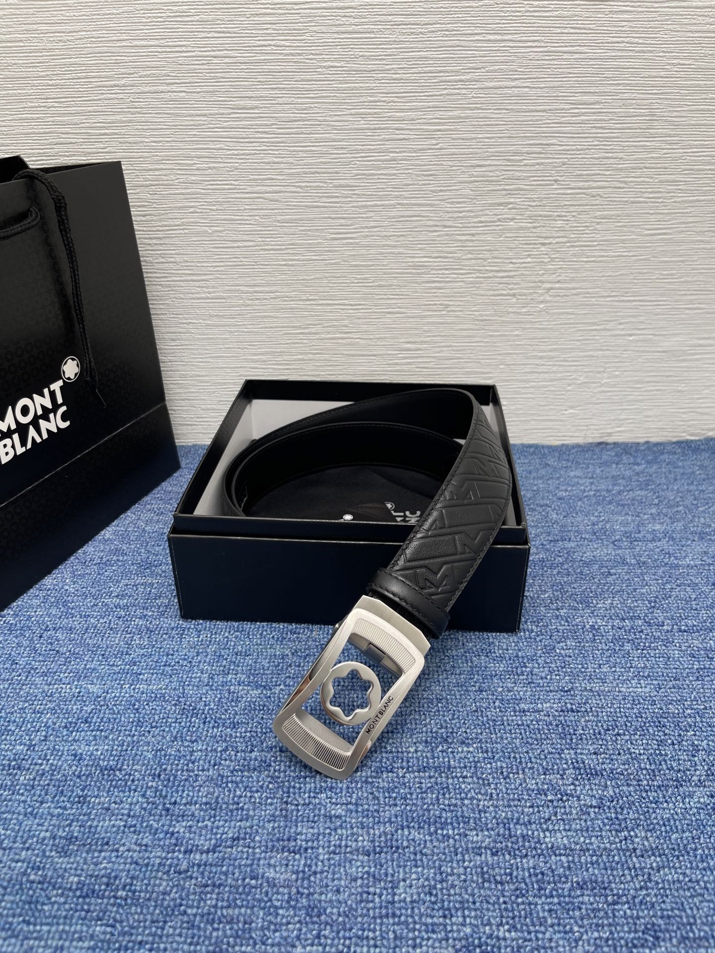  品牌：【万宝龙】 Montblanc家持续其一贯的高雅、绅士、精致的风格，进口小牛皮，手感细腻柔软。纯