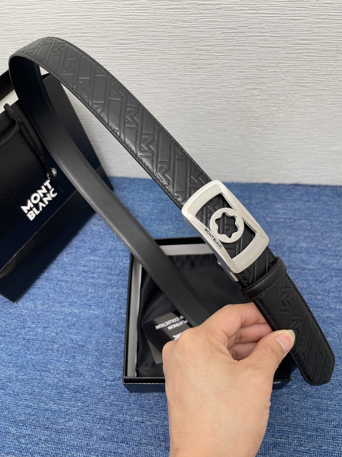  品牌：【万宝龙】 Montblanc家持续其一贯的高雅、绅士、精致的风格，进口小牛皮，手感细腻柔软。纯