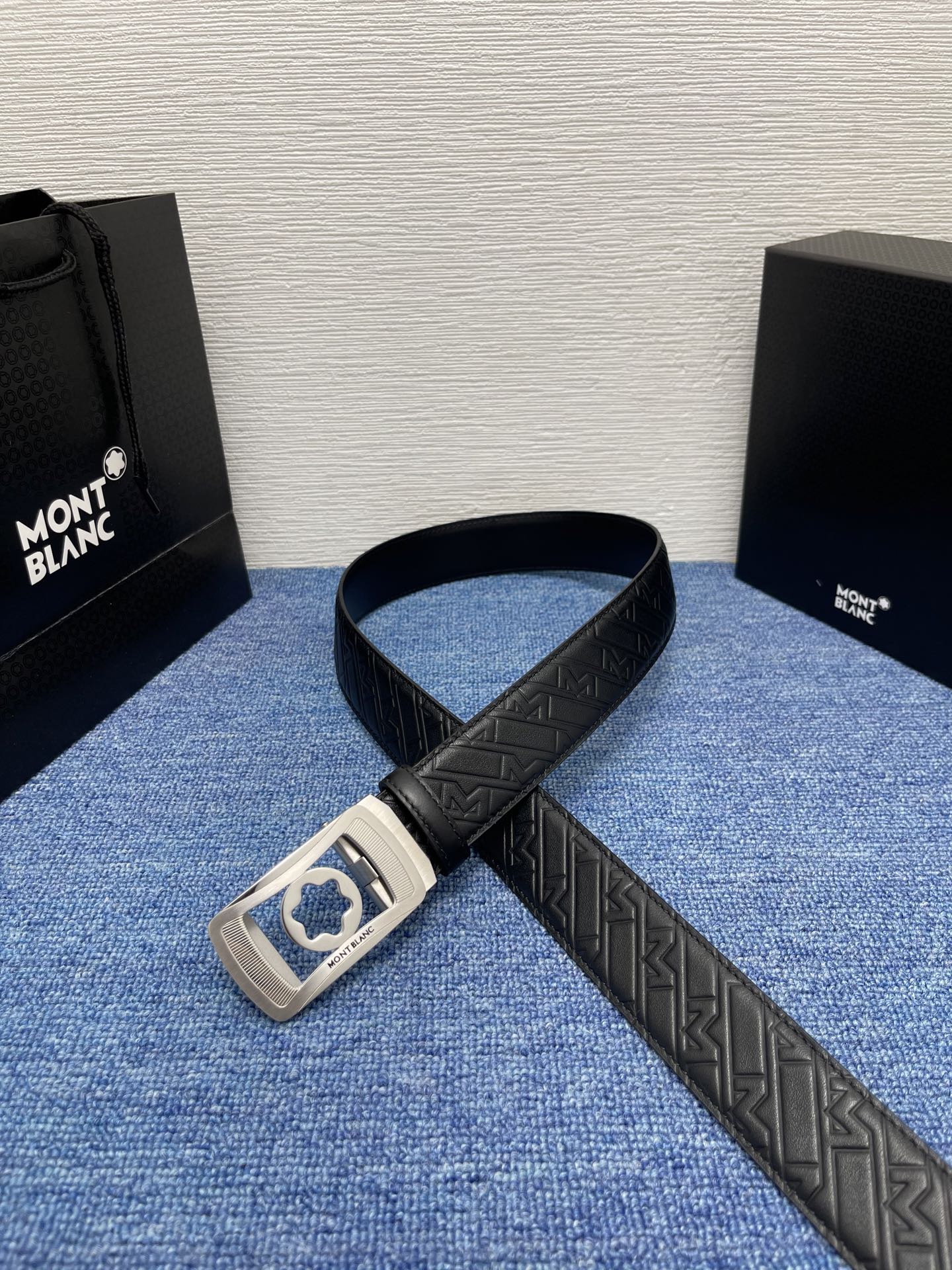  品牌：【万宝龙】 Montblanc家持续其一贯的高雅、绅士、精致的风格，进口小牛皮，手感细腻柔软。纯