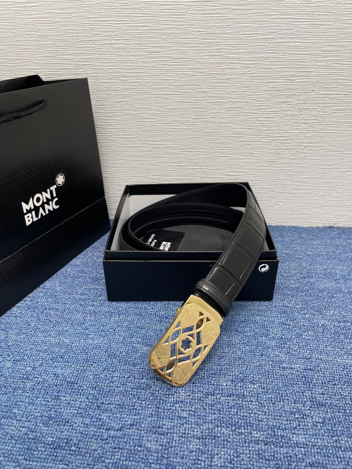  品牌：【万宝龙】 Montblanc家持续其一贯的高雅、绅士、精致的风格，进口小牛皮，手感细腻柔软。纯