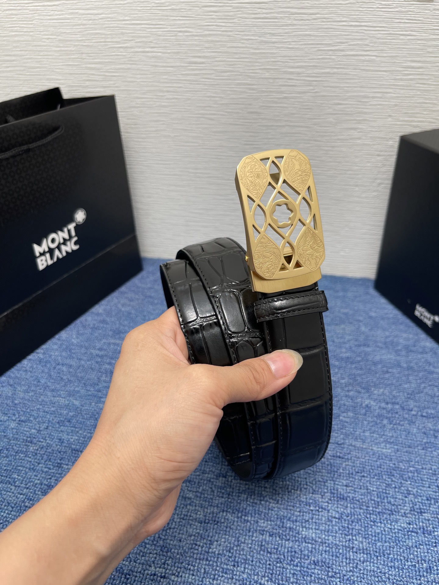  品牌：【万宝龙】 Montblanc家持续其一贯的高雅、绅士、精致的风格，进口小牛皮，手感细腻柔软。纯