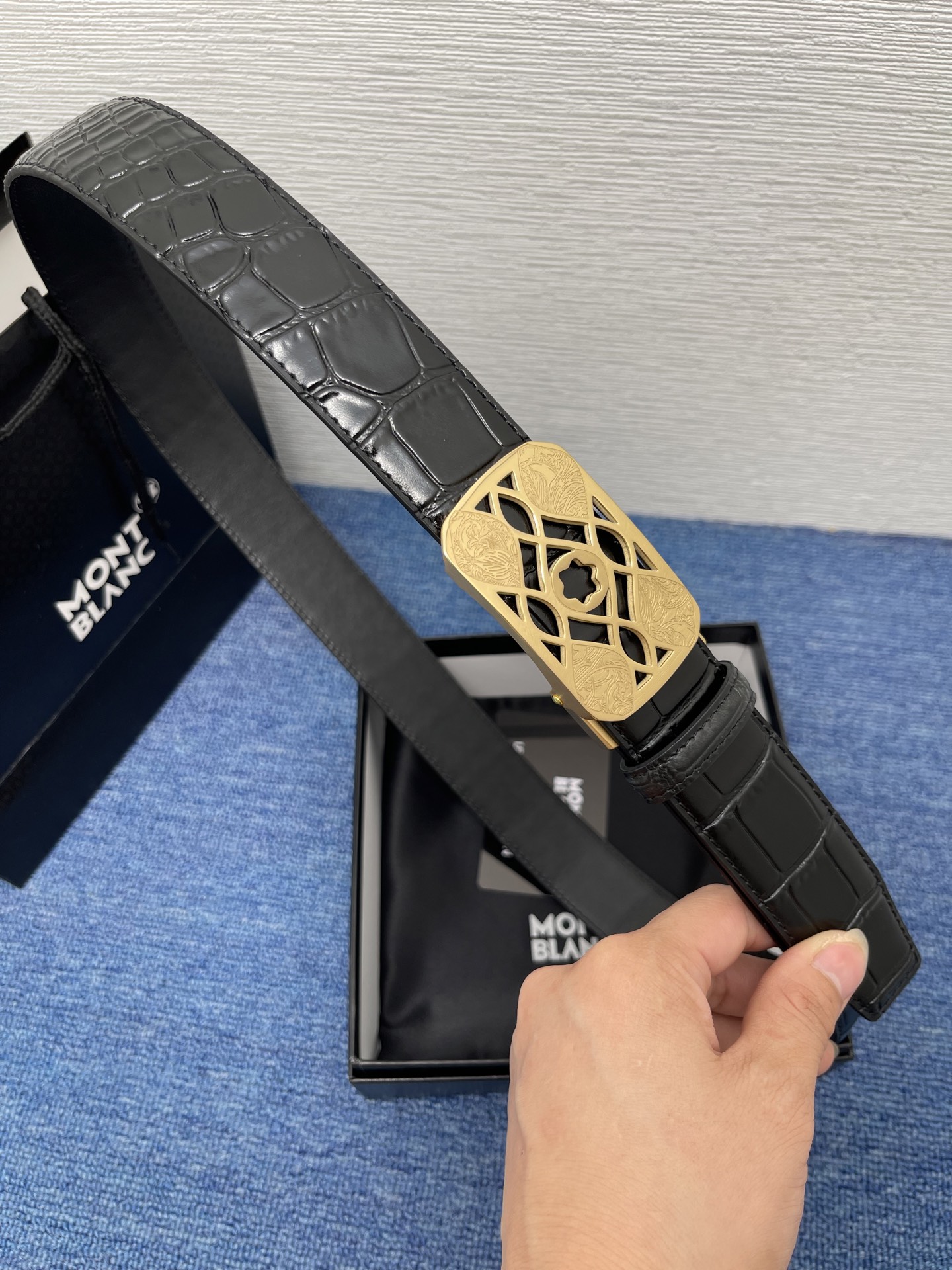  品牌：【万宝龙】 Montblanc家持续其一贯的高雅、绅士、精致的风格，进口小牛皮，手感细腻柔软。纯