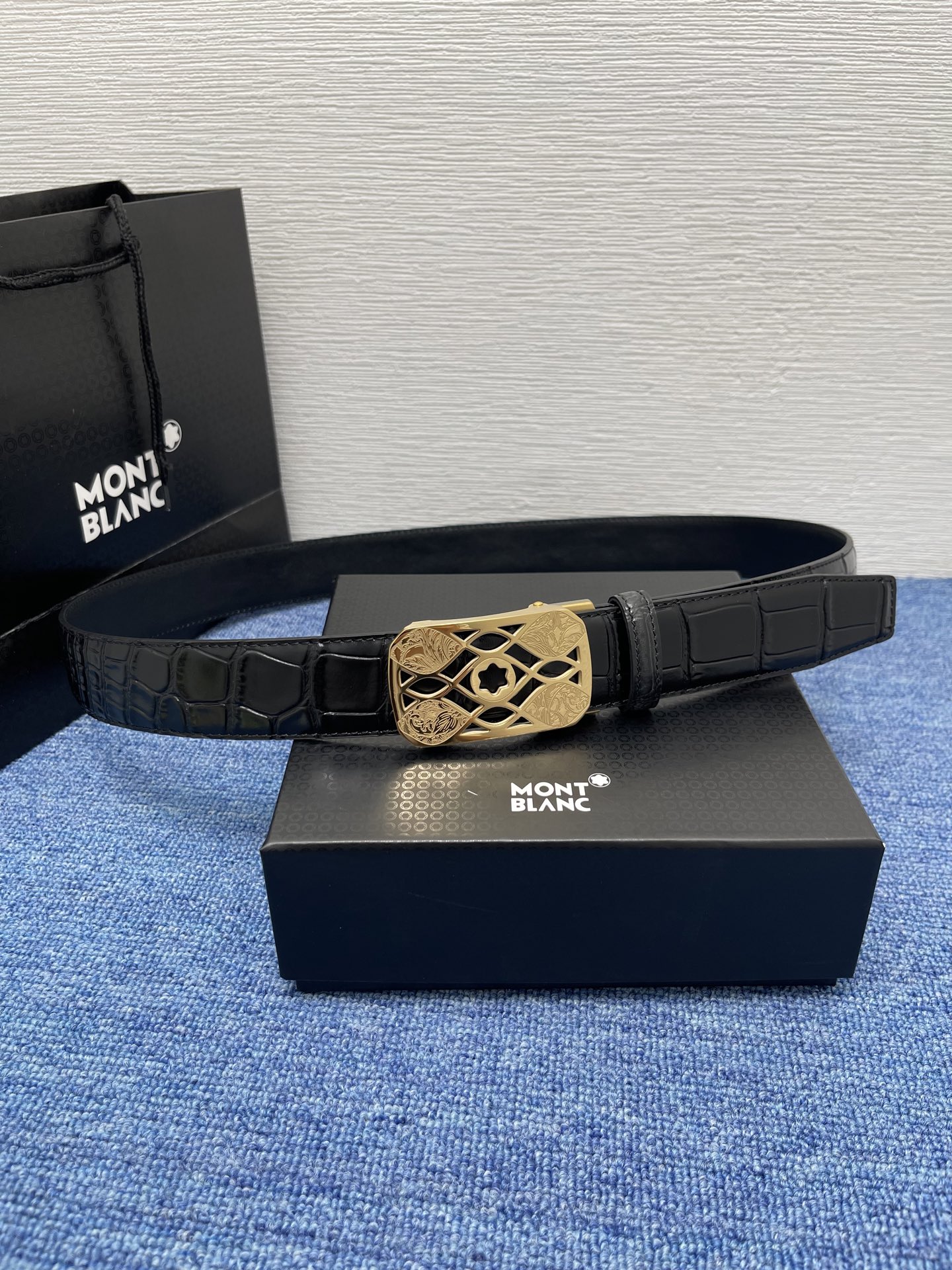  品牌：【万宝龙】 Montblanc家持续其一贯的高雅、绅士、精致的风格，进口小牛皮，手感细腻柔软。纯