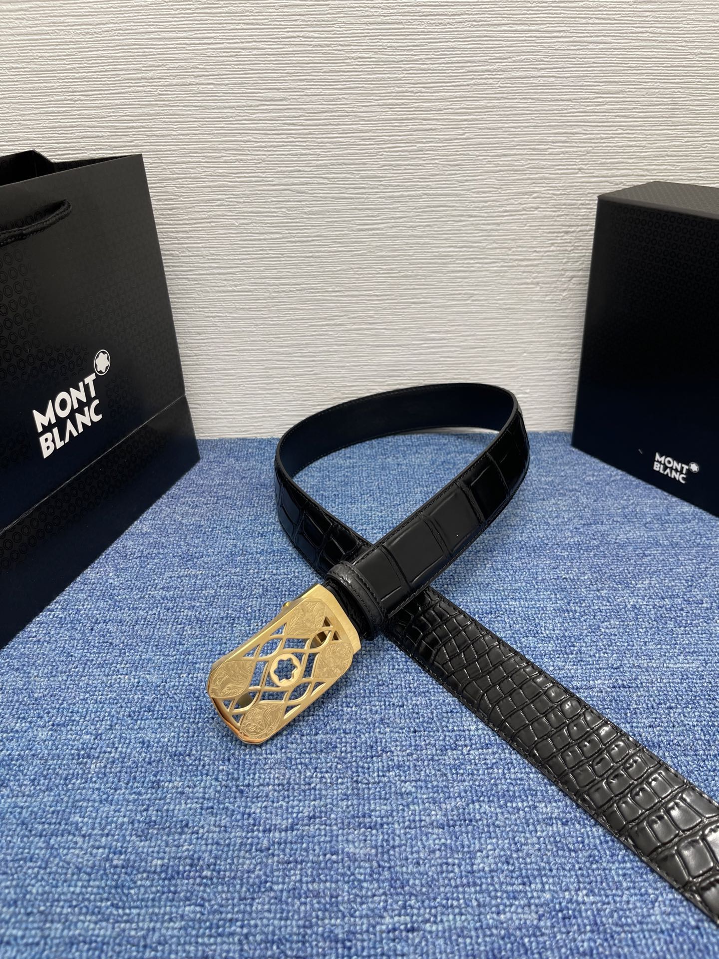  品牌：【万宝龙】 Montblanc家持续其一贯的高雅、绅士、精致的风格，进口小牛皮，手感细腻柔软。纯