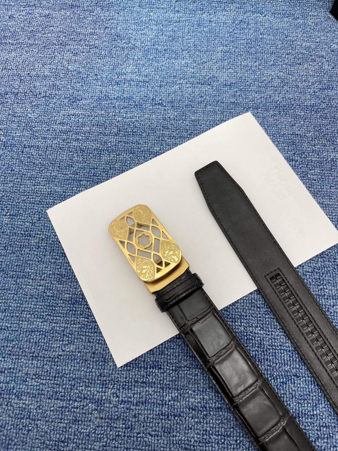  品牌：【万宝龙】 Montblanc家持续其一贯的高雅、绅士、精致的风格，进口小牛皮，手感细腻柔软。纯