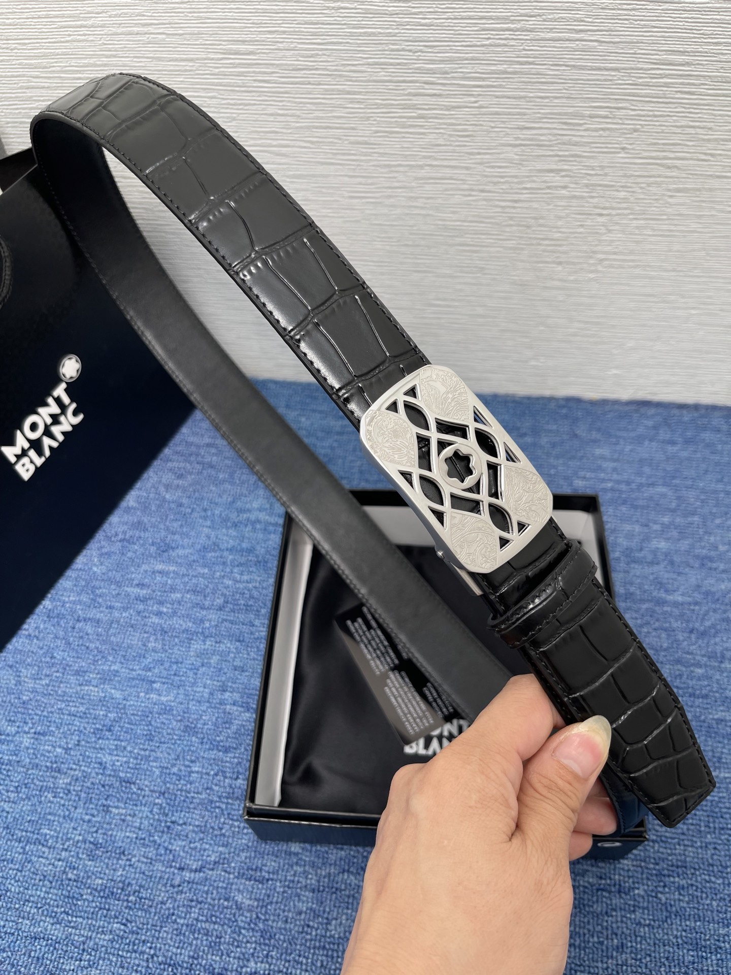  品牌：【万宝龙】 Montblanc家持续其一贯的高雅、绅士、精致的风格，进口小牛皮，手感细腻柔软。纯