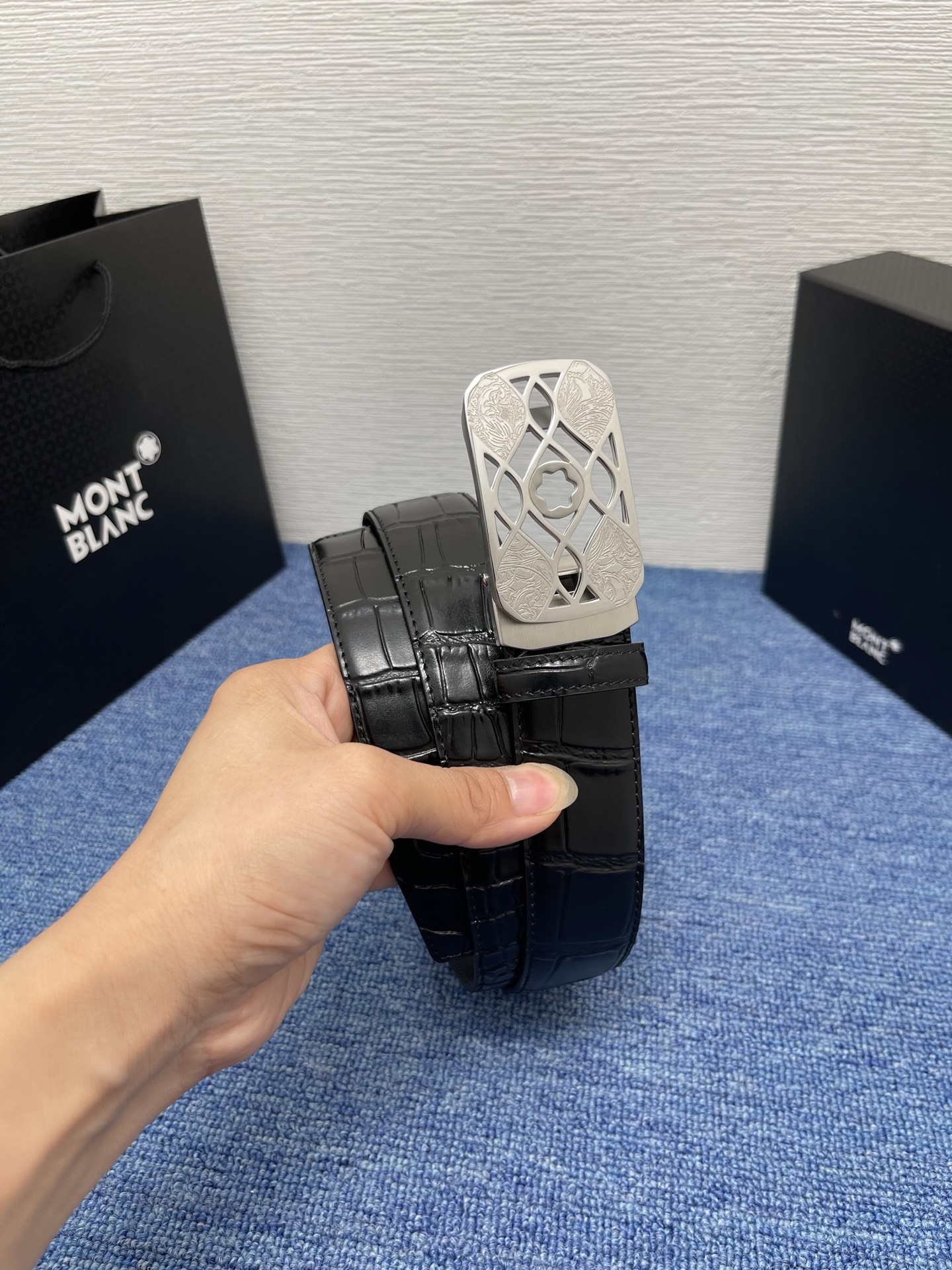  品牌：【万宝龙】 Montblanc家持续其一贯的高雅、绅士、精致的风格，进口小牛皮，手感细腻柔软。纯