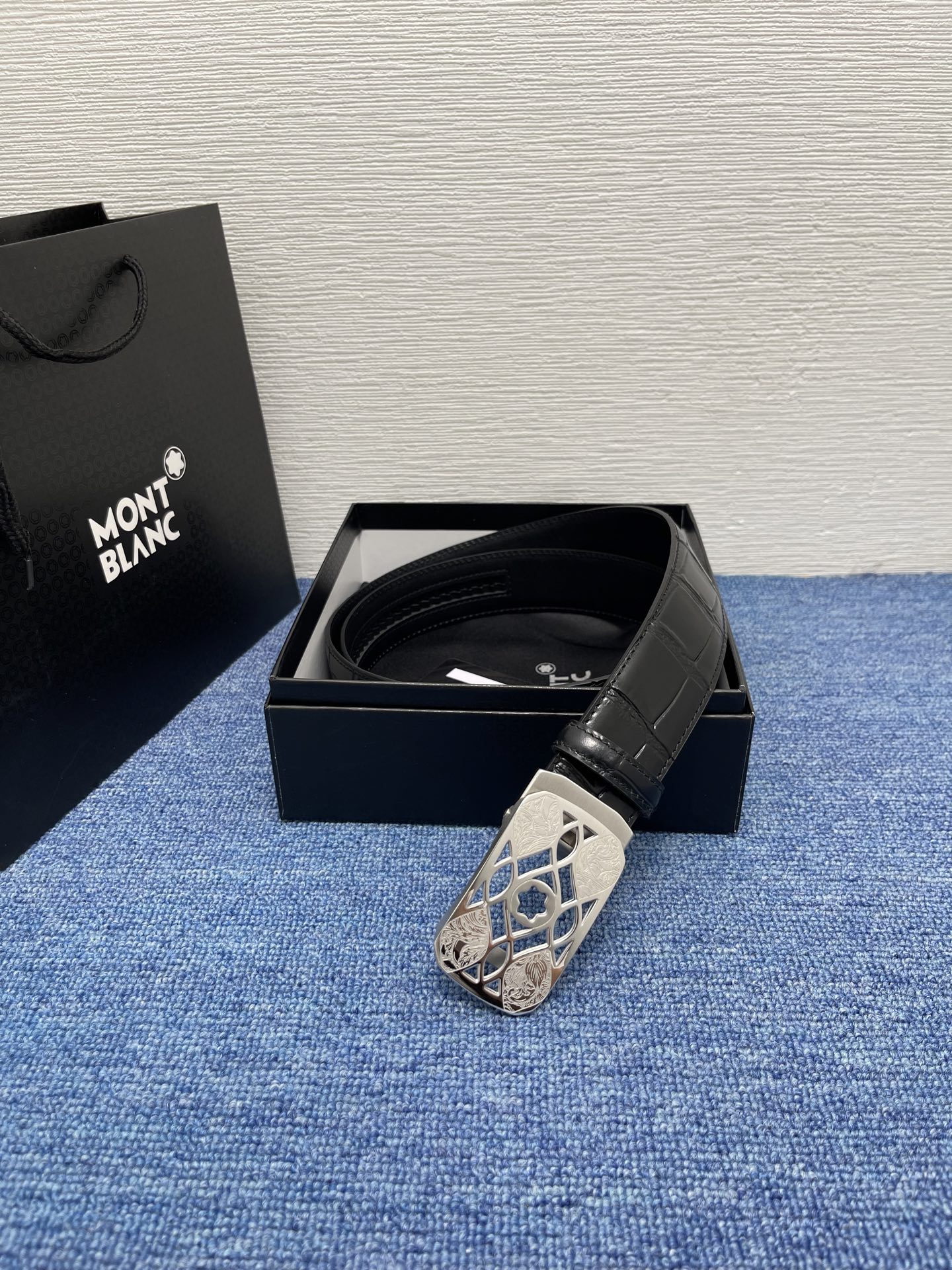  品牌：【万宝龙】 Montblanc家持续其一贯的高雅、绅士、精致的风格，进口小牛皮，手感细腻柔软。纯