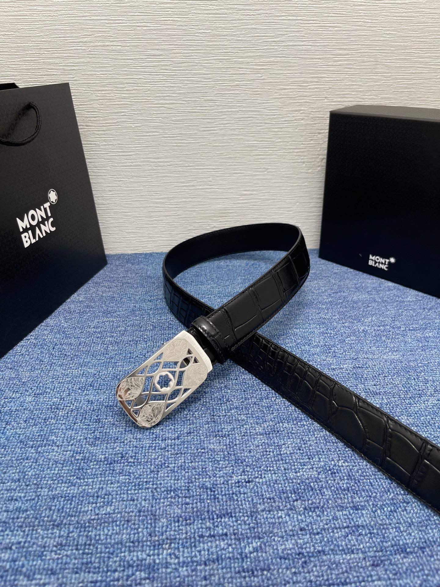  品牌：【万宝龙】 Montblanc家持续其一贯的高雅、绅士、精致的风格，进口小牛皮，手感细腻柔软。纯