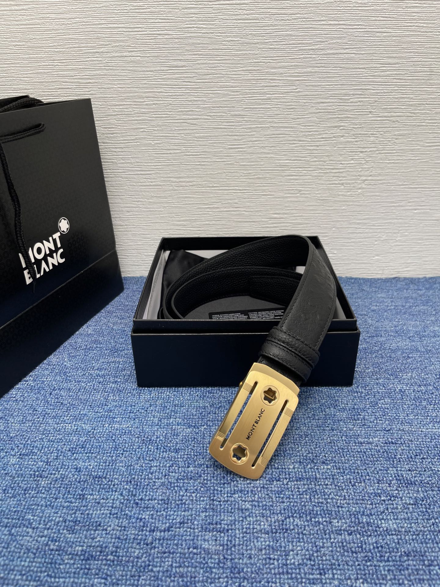  品牌：【万宝龙】 Montblanc家持续其一贯的高雅、绅士、精致的风格，进口小牛皮，手感细腻柔软。纯