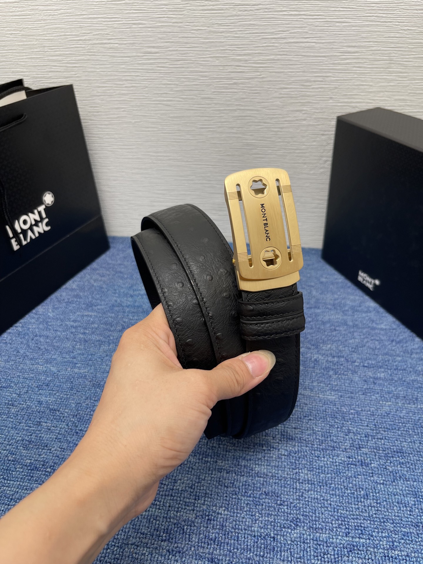  品牌：【万宝龙】 Montblanc家持续其一贯的高雅、绅士、精致的风格，进口小牛皮，手感细腻柔软。纯