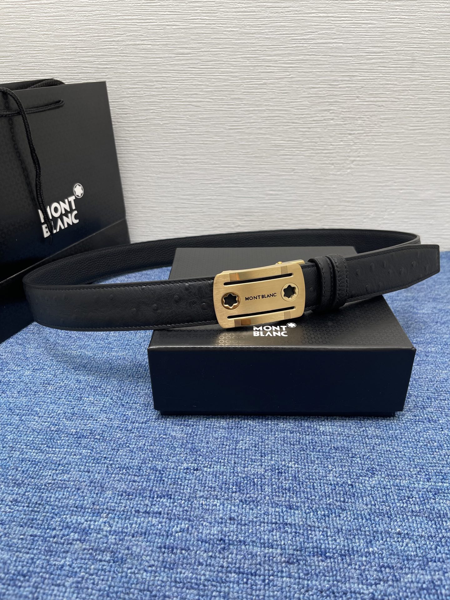  品牌：【万宝龙】 Montblanc家持续其一贯的高雅、绅士、精致的风格，进口小牛皮，手感细腻柔软。纯