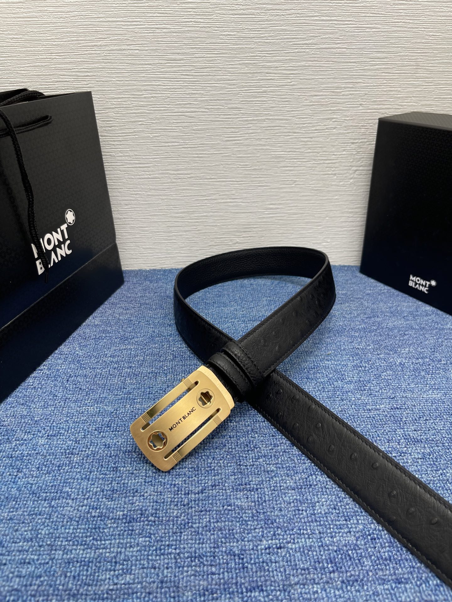  品牌：【万宝龙】 Montblanc家持续其一贯的高雅、绅士、精致的风格，进口小牛皮，手感细腻柔软。纯