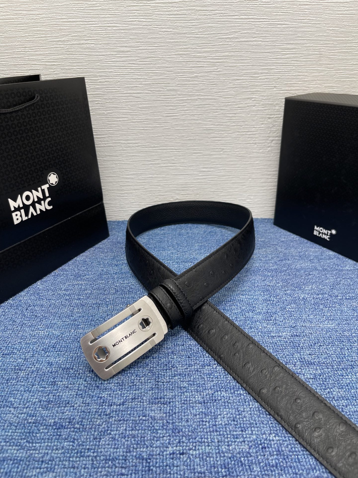  品牌：【万宝龙】 Montblanc家持续其一贯的高雅、绅士、精致的风格，进口小牛皮，手感细腻柔软。纯