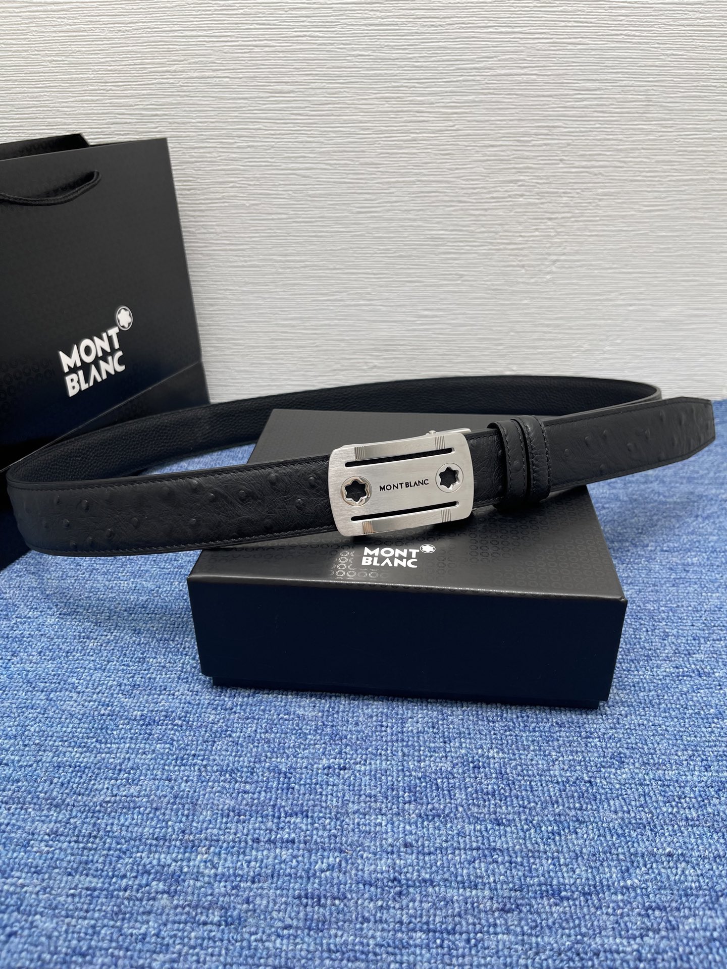  品牌：【万宝龙】 Montblanc家持续其一贯的高雅、绅士、精致的风格，进口小牛皮，手感细腻柔软。纯