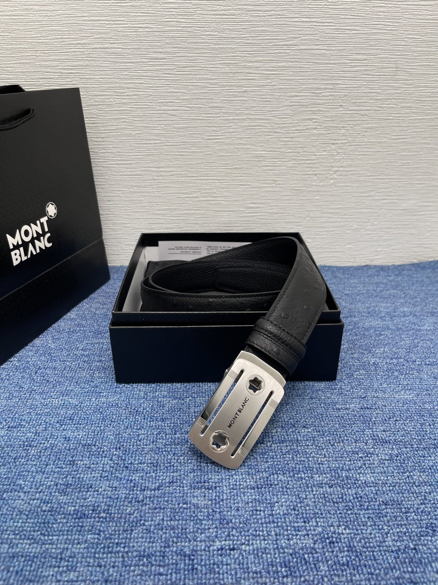  品牌：【万宝龙】 Montblanc家持续其一贯的高雅、绅士、精致的风格，进口小牛皮，手感细腻柔软。纯