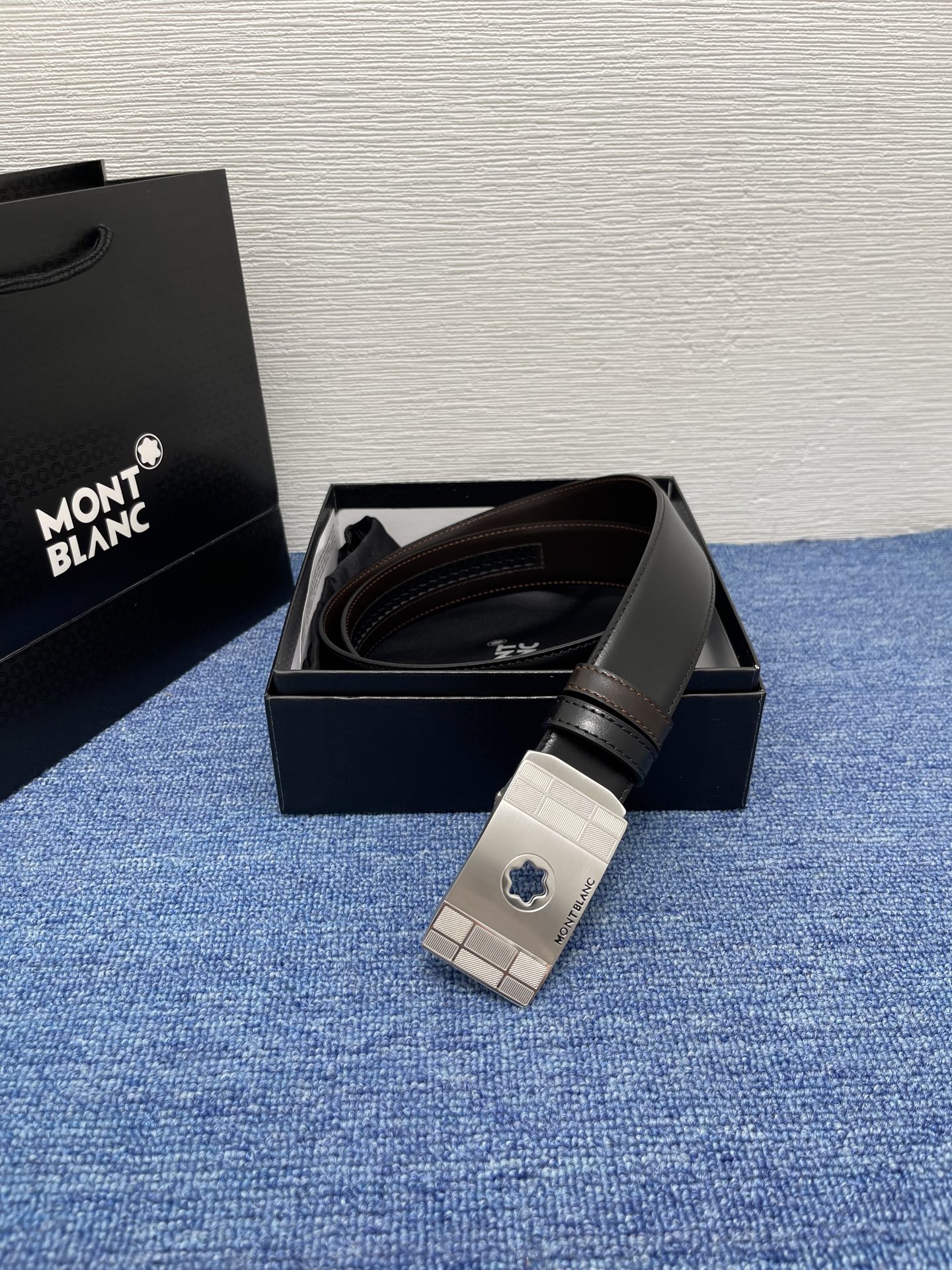  品牌：【万宝龙】 Montblanc家持续其一贯的高雅、绅士、精致的风格，进口小牛皮，手感细腻柔软。纯