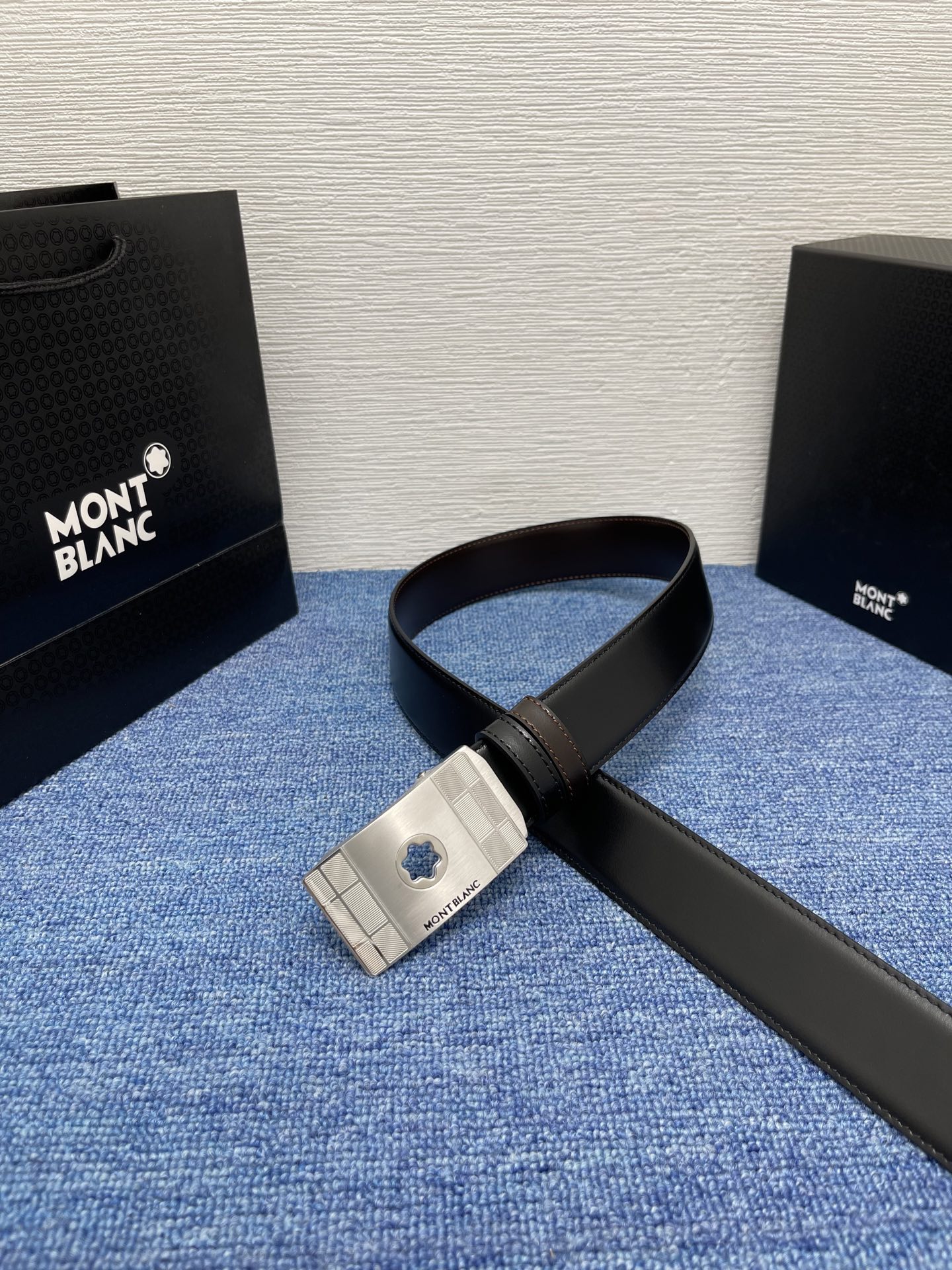  品牌：【万宝龙】 Montblanc家持续其一贯的高雅、绅士、精致的风格，进口小牛皮，手感细腻柔软。纯