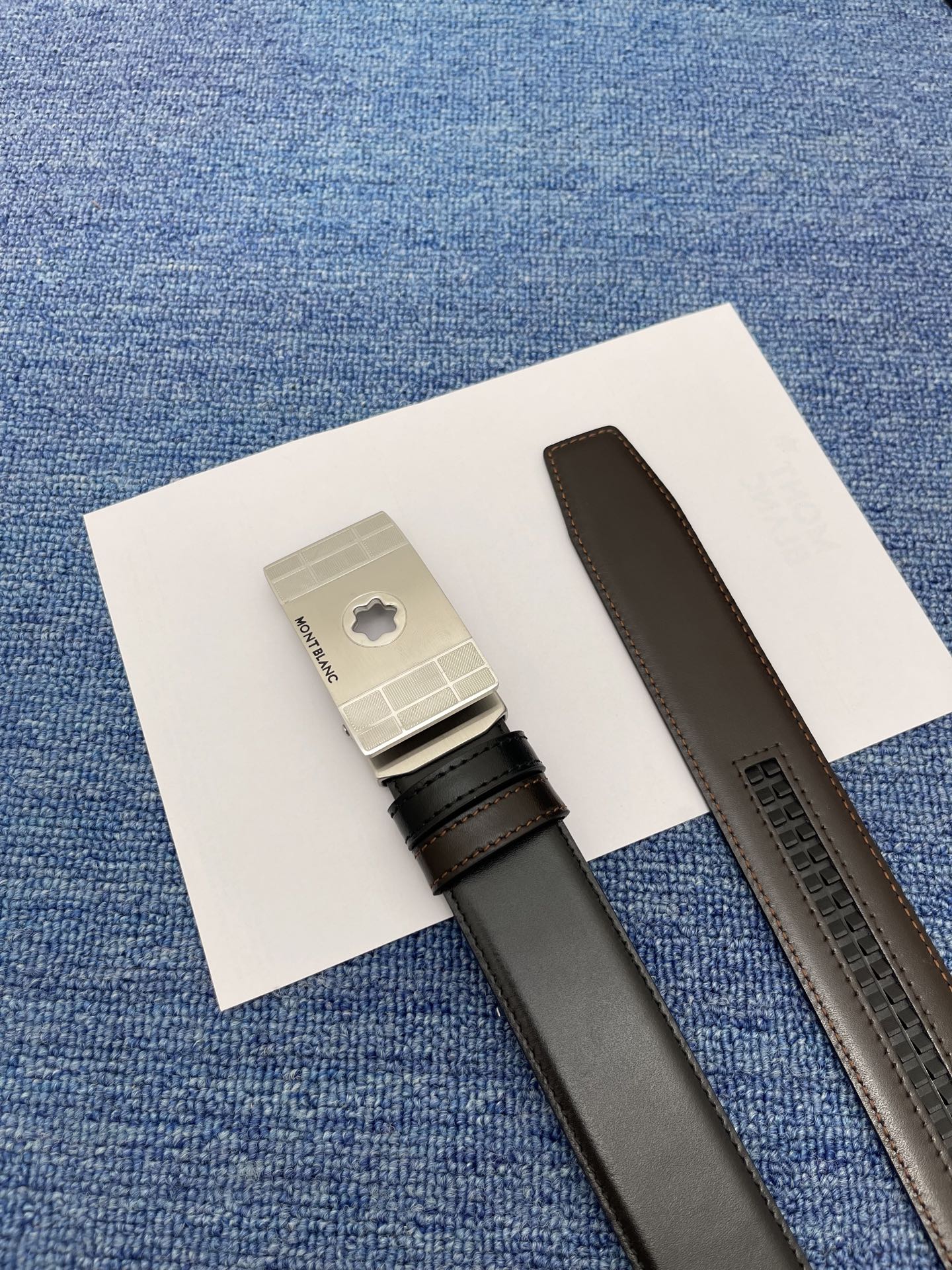  品牌：【万宝龙】 Montblanc家持续其一贯的高雅、绅士、精致的风格，进口小牛皮，手感细腻柔软。纯