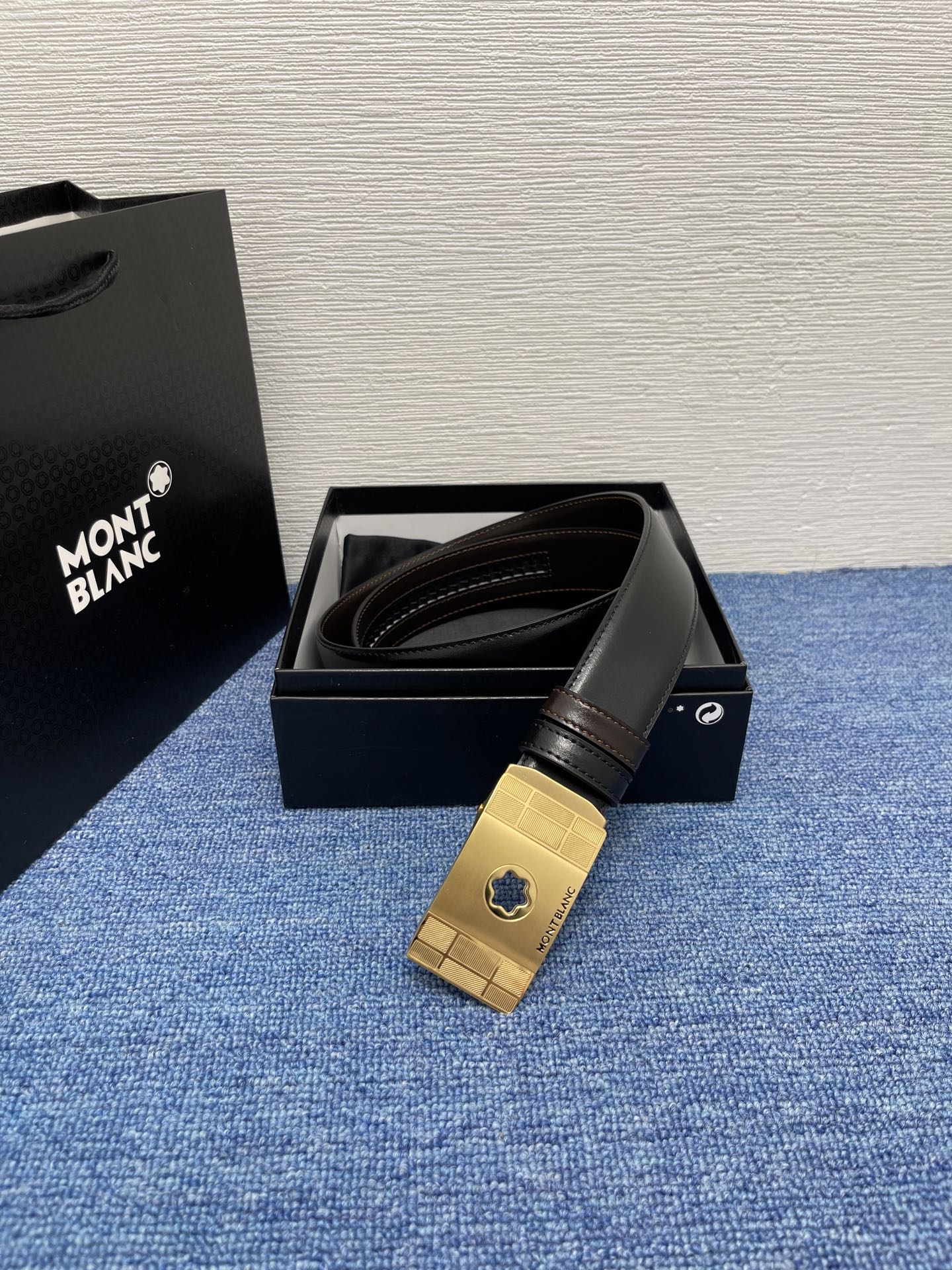  品牌：【万宝龙】 Montblanc家持续其一贯的高雅、绅士、精致的风格，进口小牛皮，手感细腻柔软。纯