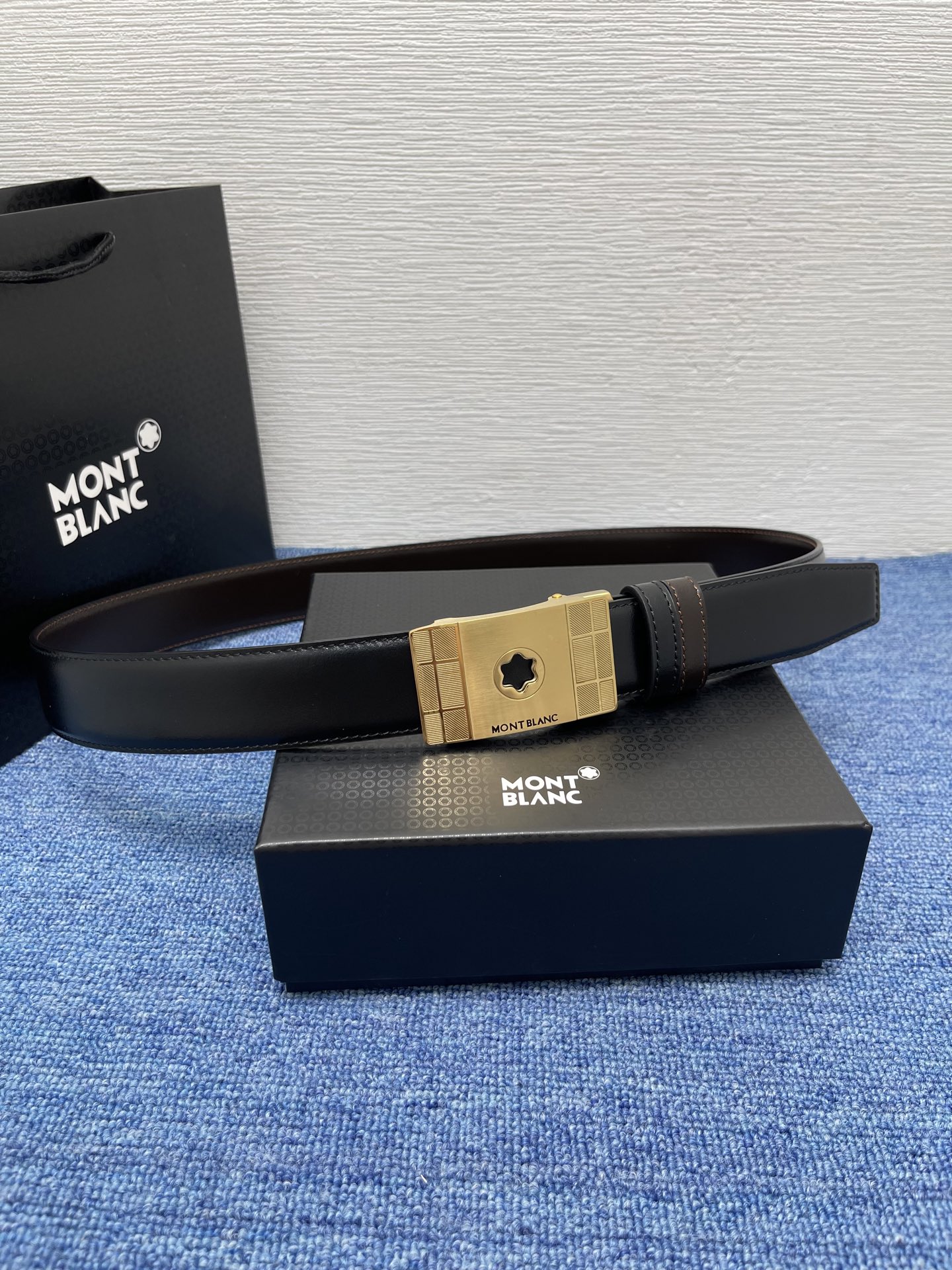  品牌：【万宝龙】 Montblanc家持续其一贯的高雅、绅士、精致的风格，进口小牛皮，手感细腻柔软。纯