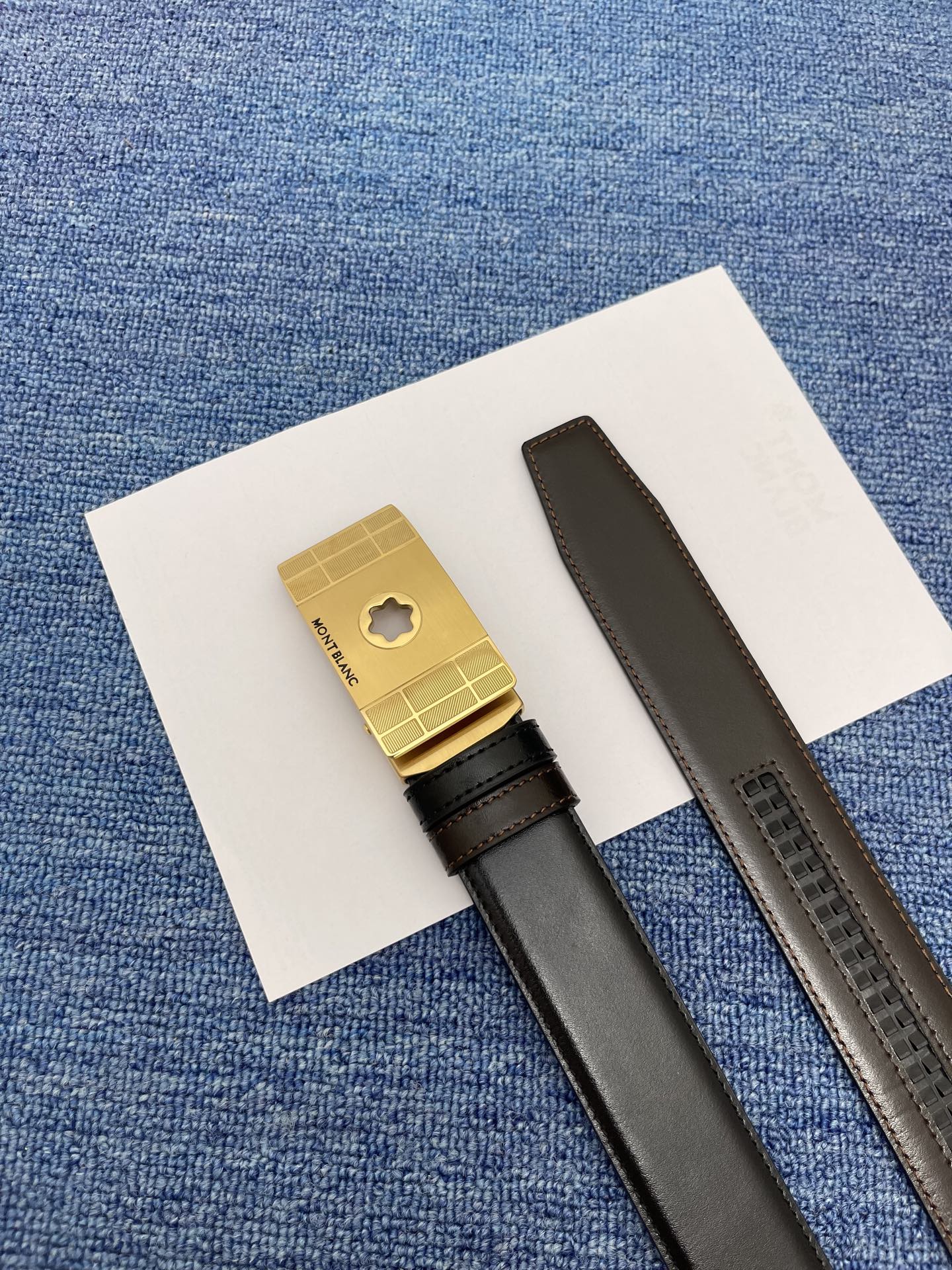  品牌：【万宝龙】 Montblanc家持续其一贯的高雅、绅士、精致的风格，进口小牛皮，手感细腻柔软。纯