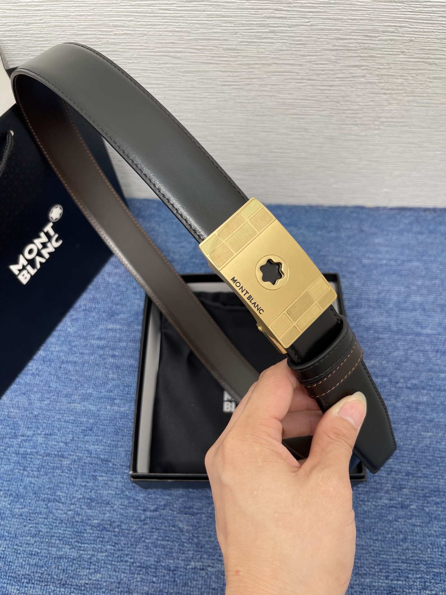  品牌：【万宝龙】 Montblanc家持续其一贯的高雅、绅士、精致的风格，进口小牛皮，手感细腻柔软。纯