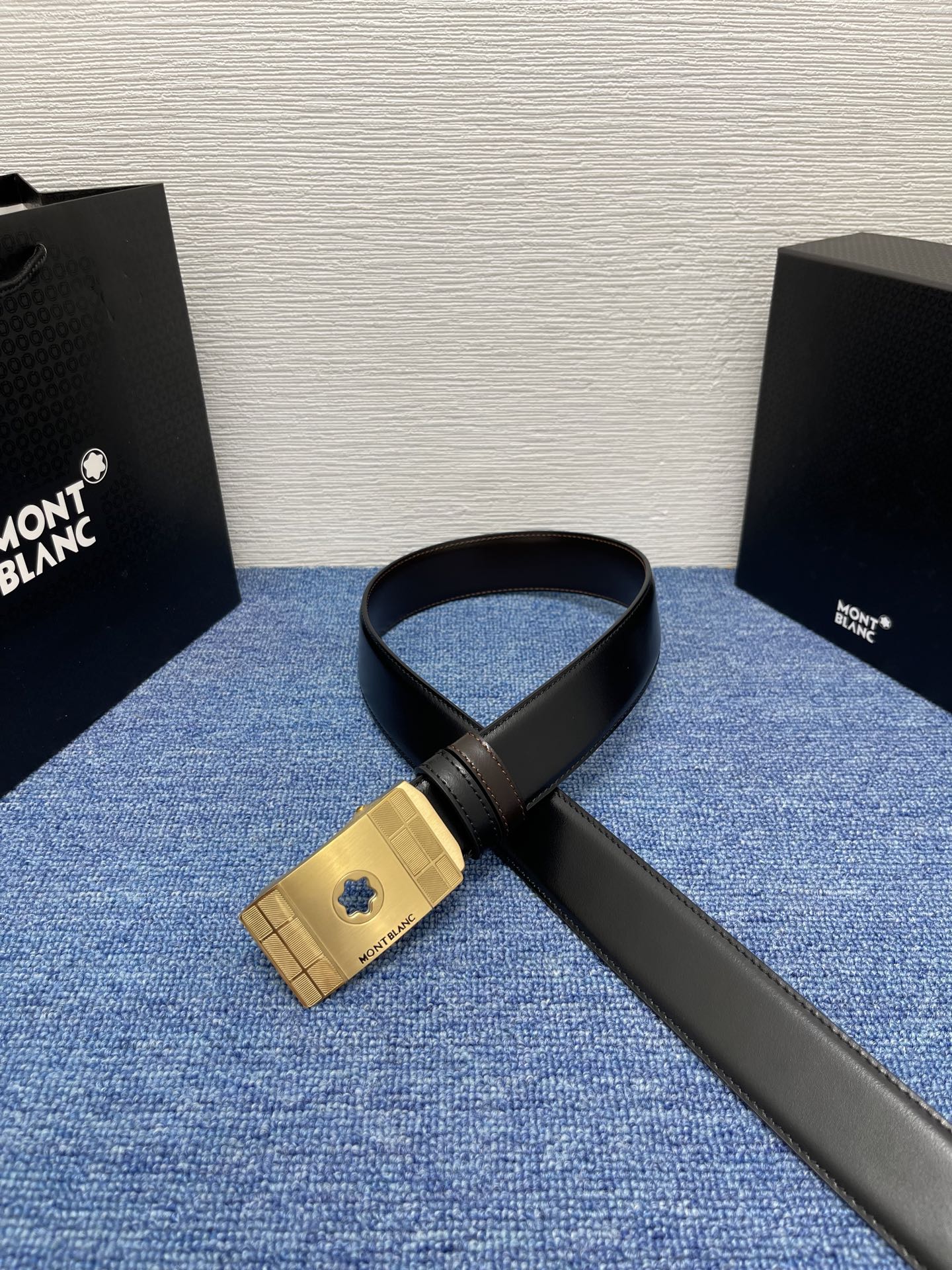  品牌：【万宝龙】 Montblanc家持续其一贯的高雅、绅士、精致的风格，进口小牛皮，手感细腻柔软。纯