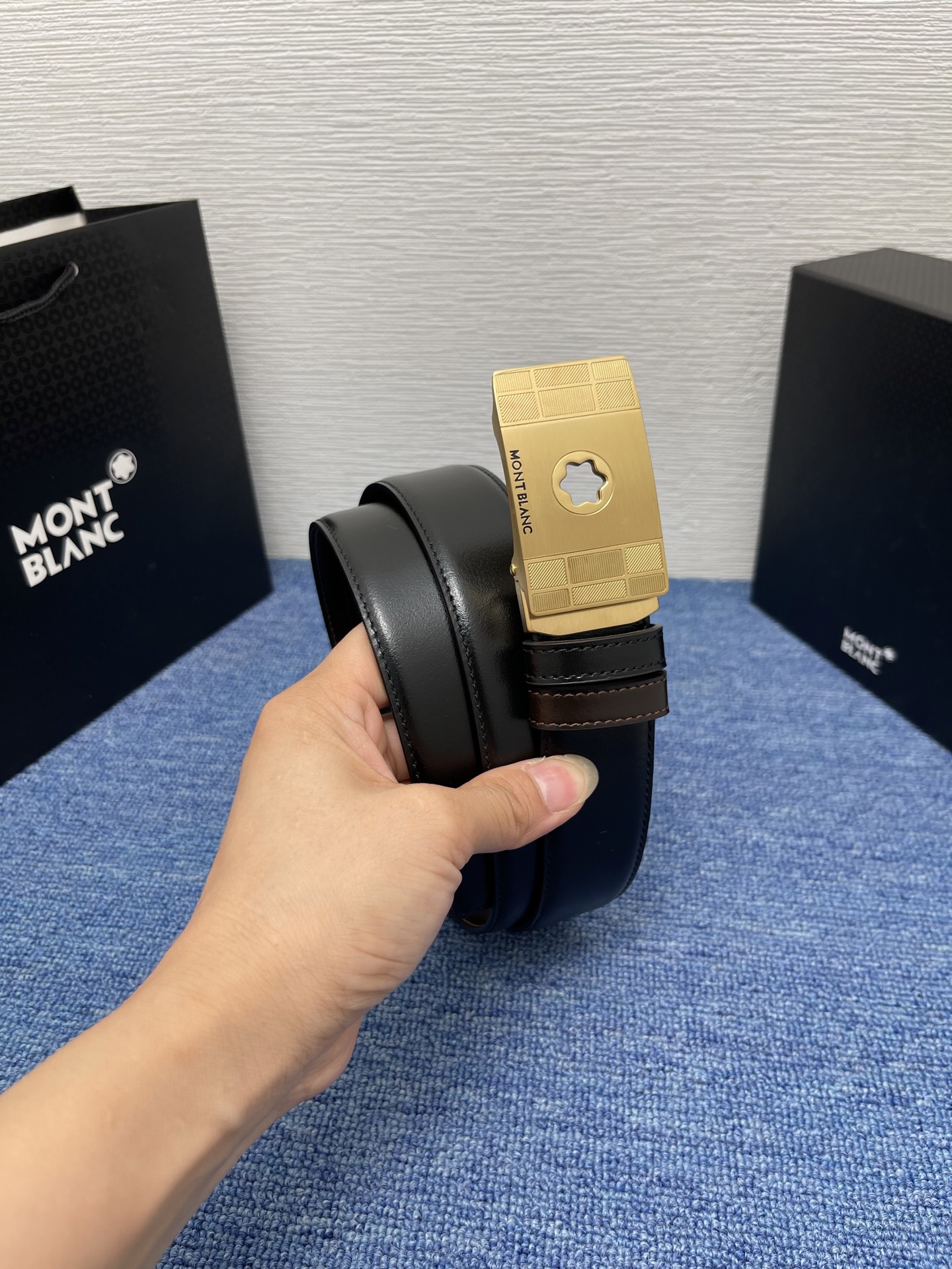  品牌：【万宝龙】 Montblanc家持续其一贯的高雅、绅士、精致的风格，进口小牛皮，手感细腻柔软。纯