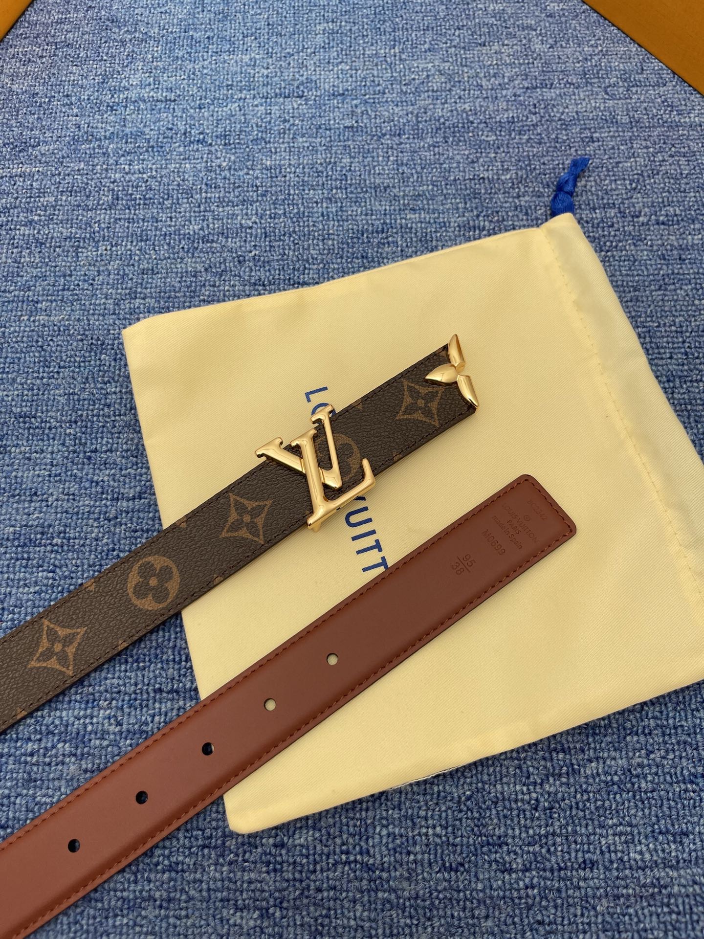 🔴 【品牌】LV  3．0cm 
🔴 【描述】这款饰有LV带扣的腰带配以水牛皮衬里，覆以Monogram