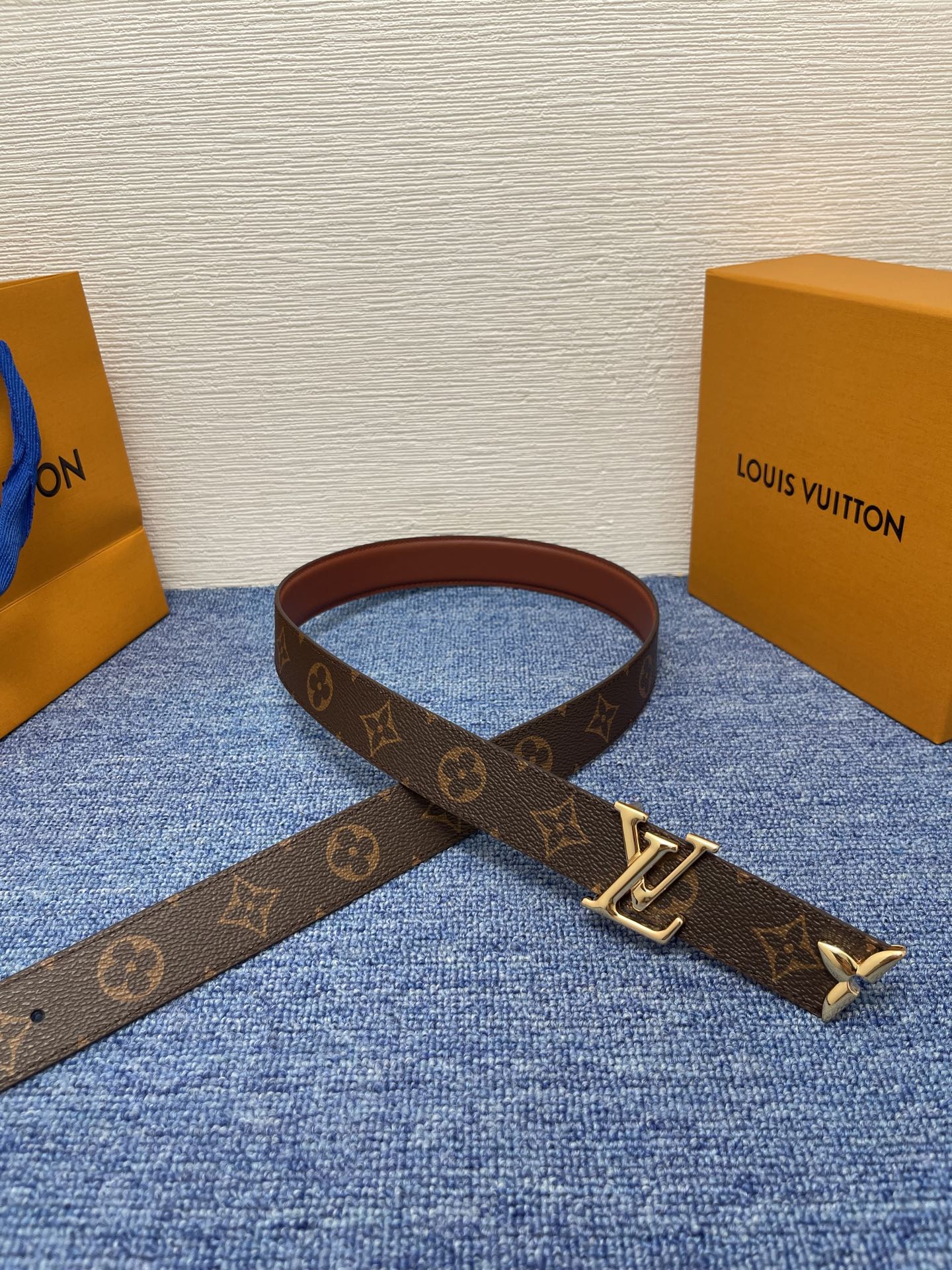 🔴 【品牌】LV  3．0cm 
🔴 【描述】这款饰有LV带扣的腰带配以水牛皮衬里，覆以Monogram