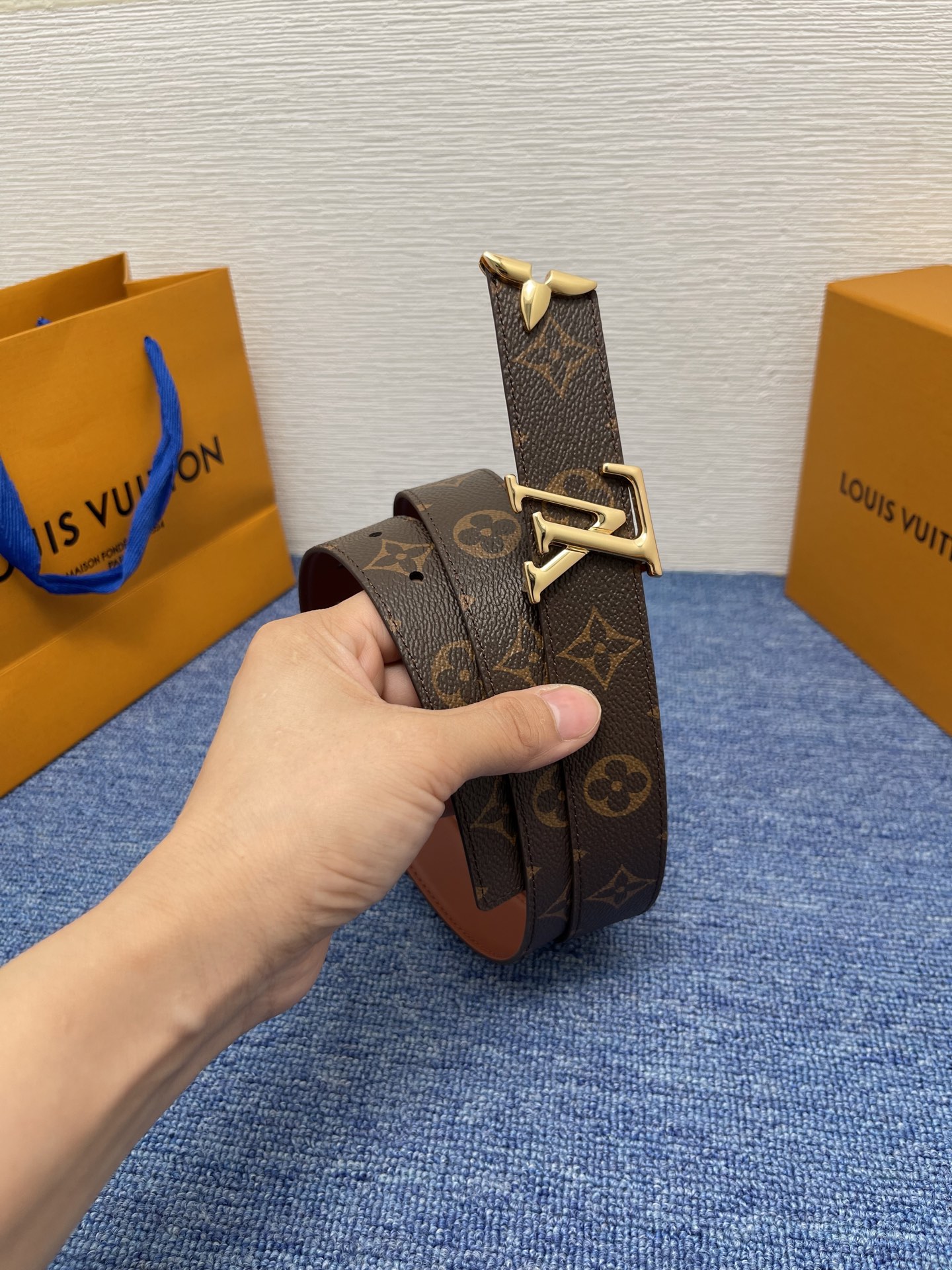 🔴 【品牌】LV  3．0cm 
🔴 【描述】这款饰有LV带扣的腰带配以水牛皮衬里，覆以Monogram