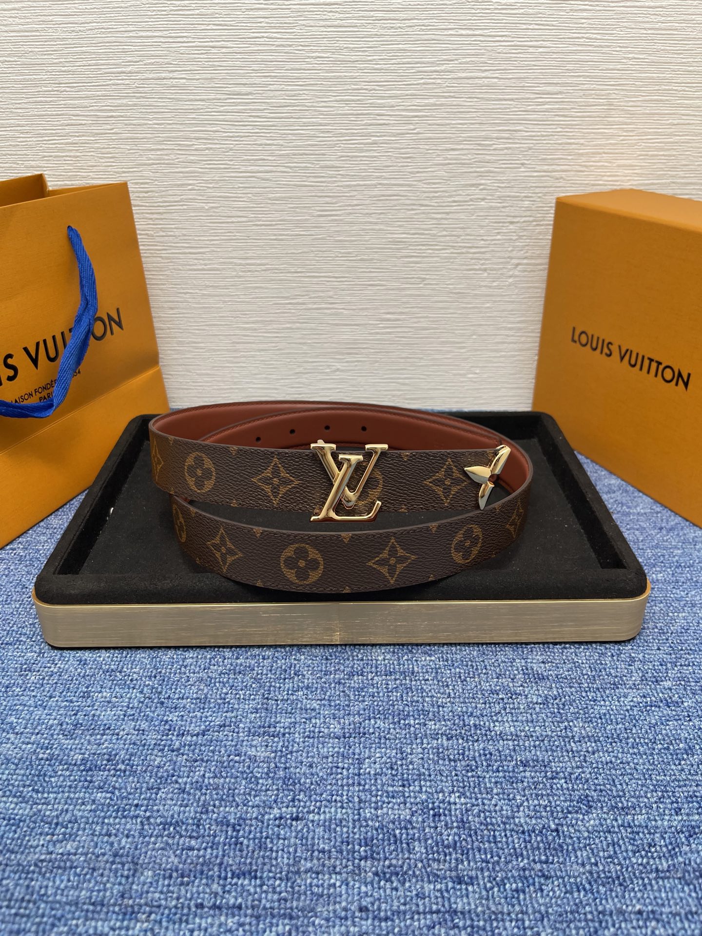 🔴 【品牌】LV  3．0cm 
🔴 【描述】这款饰有LV带扣的腰带配以水牛皮衬里，覆以Monogram