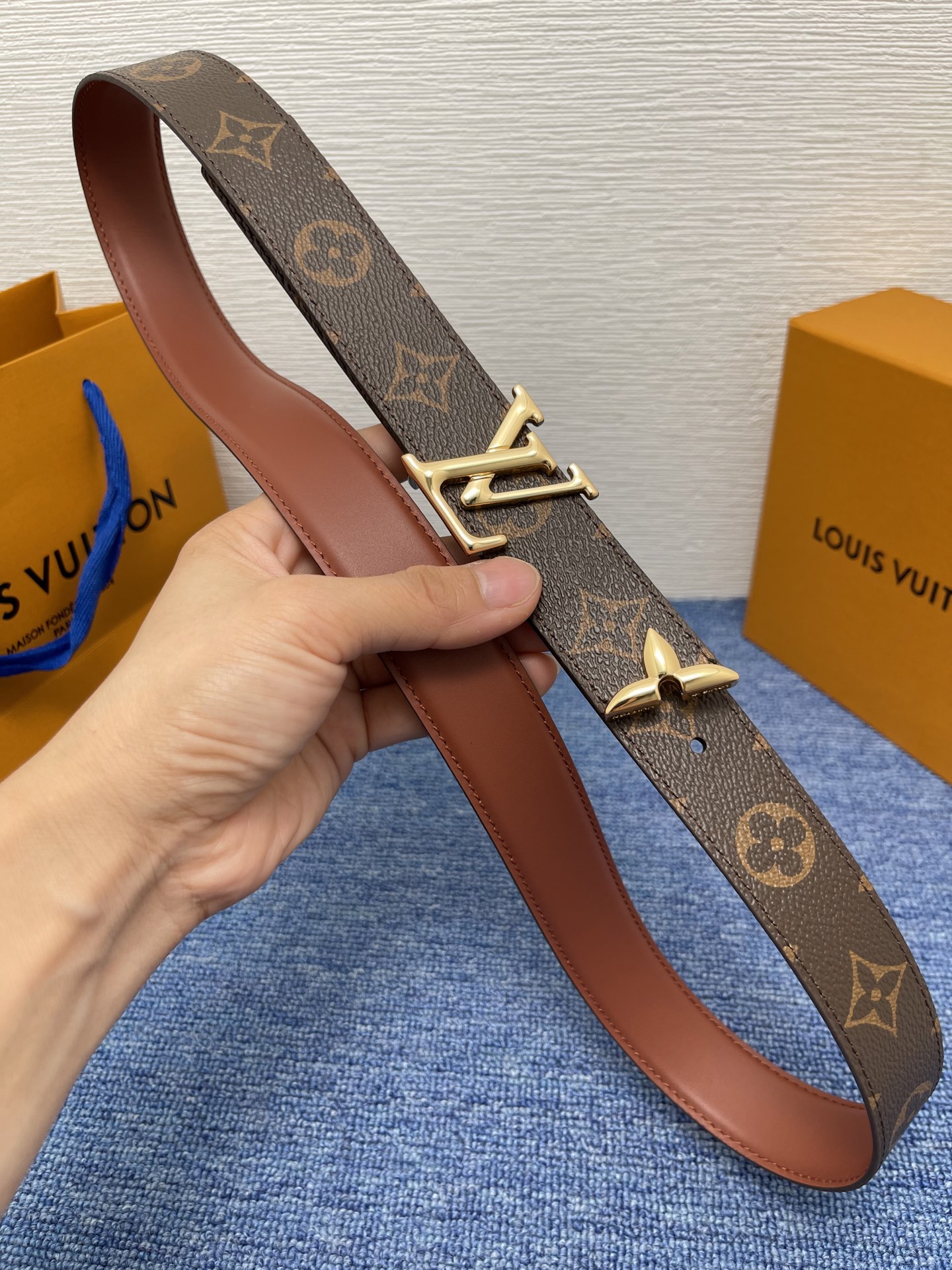 🔴 【品牌】LV  3．0cm 
🔴 【描述】这款饰有LV带扣的腰带配以水牛皮衬里，覆以Monogram