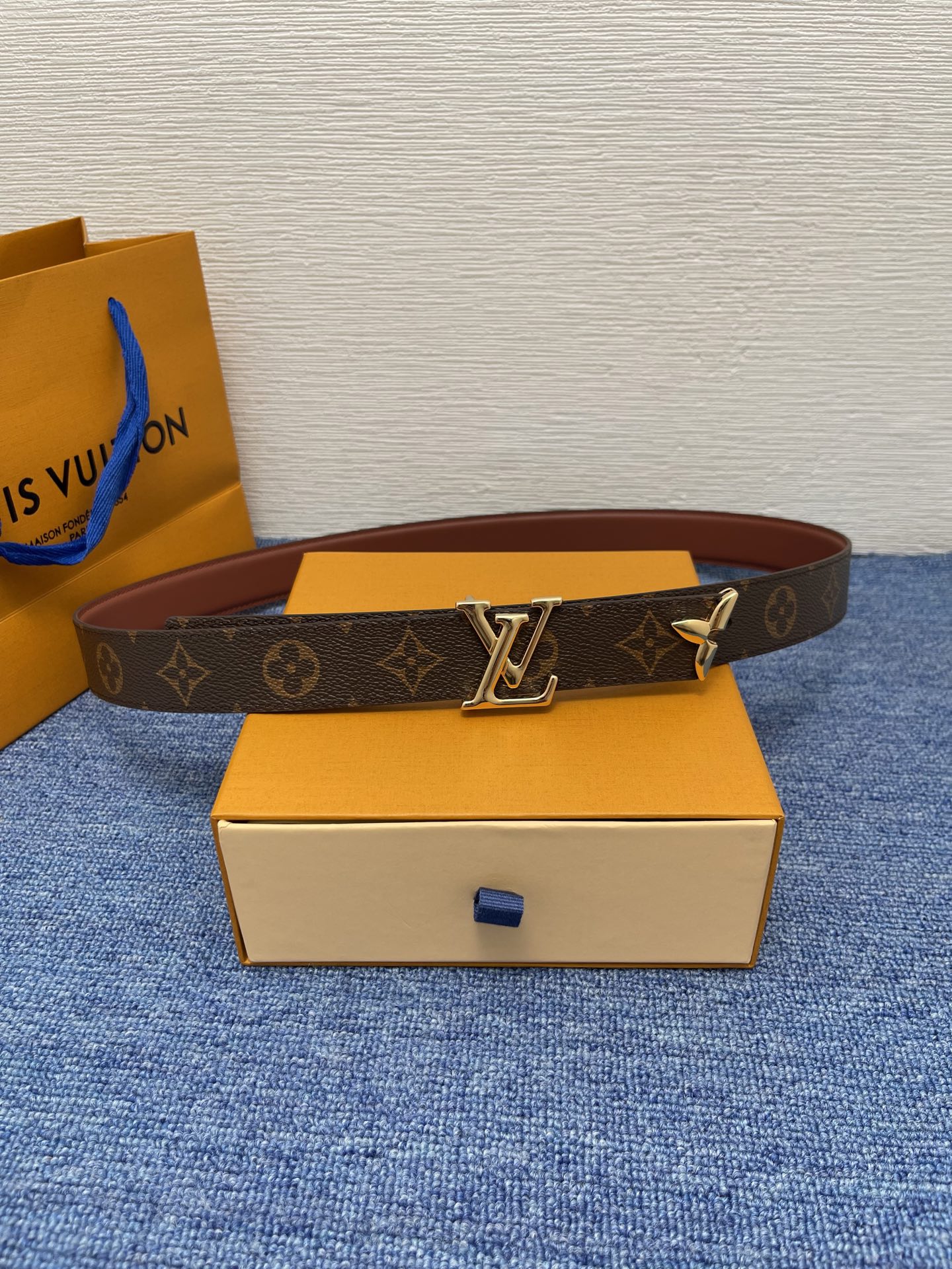 🔴 【品牌】LV  3．0cm 
🔴 【描述】这款饰有LV带扣的腰带配以水牛皮衬里，覆以Monogram