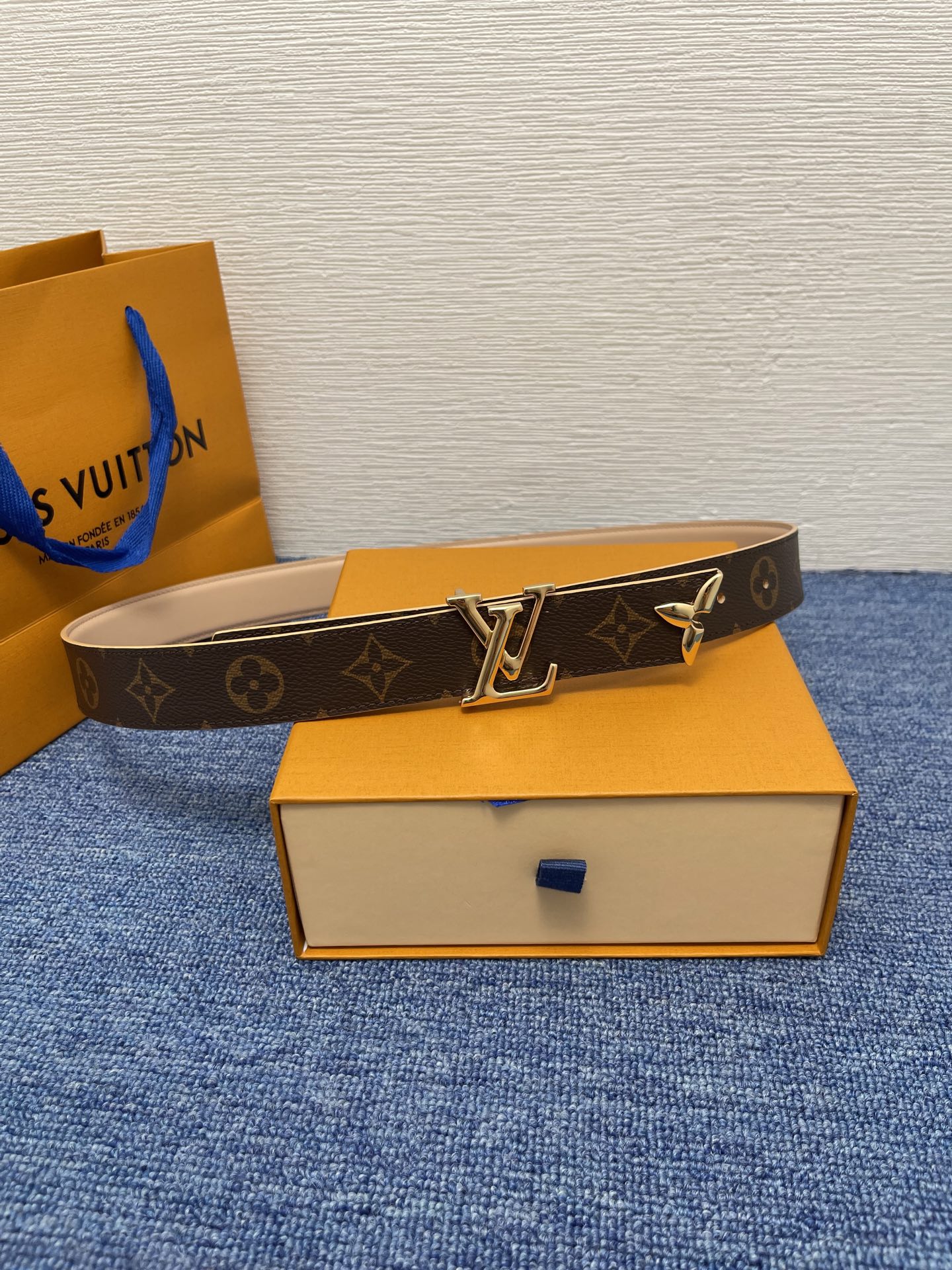 🔴 【品牌】LV  3．0cm 
🔴 【描述】这款饰有LV带扣的腰带配以水牛皮衬里，覆以Monogram
