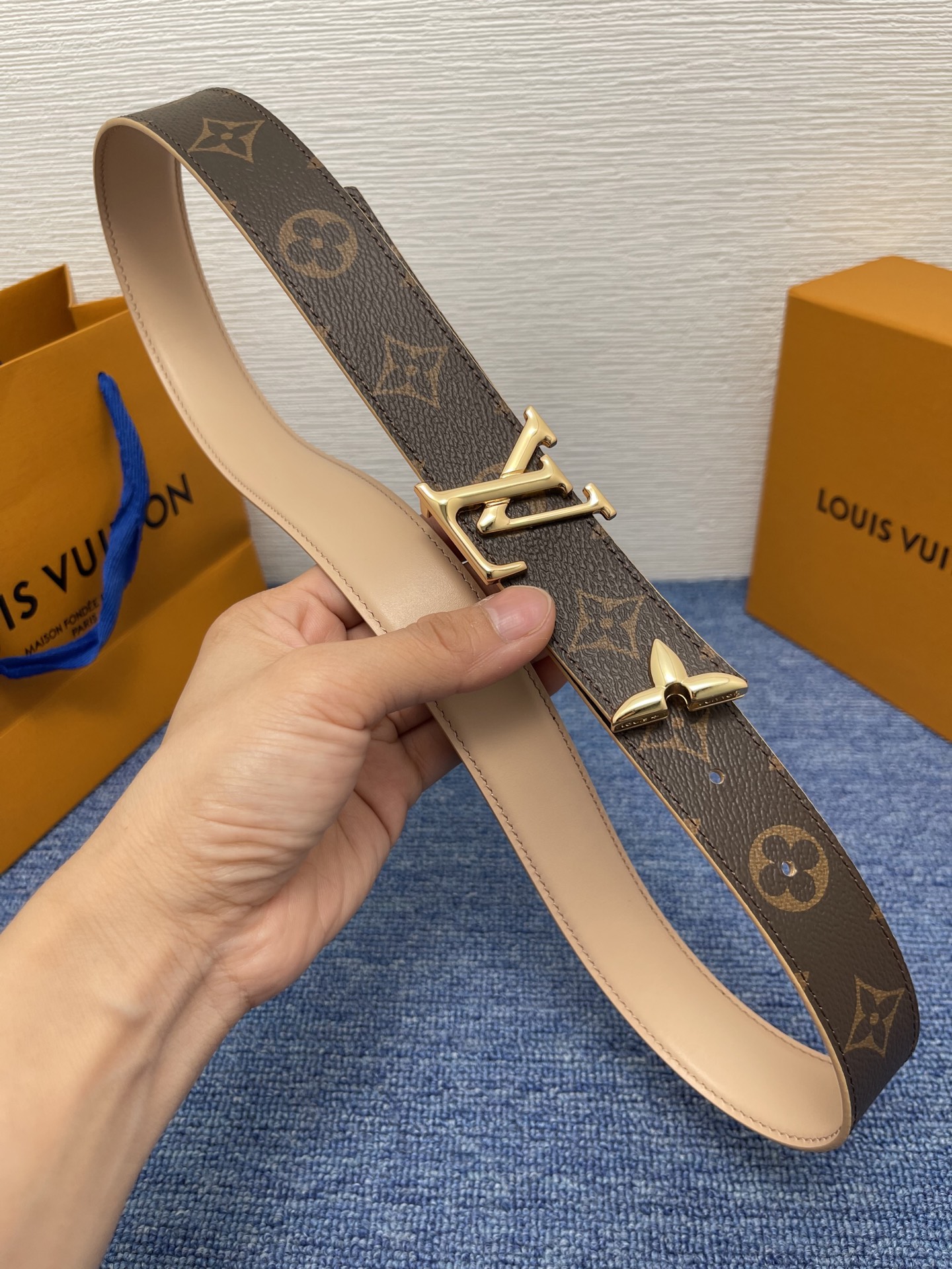🔴 【品牌】LV  3．0cm 
🔴 【描述】这款饰有LV带扣的腰带配以水牛皮衬里，覆以Monogram