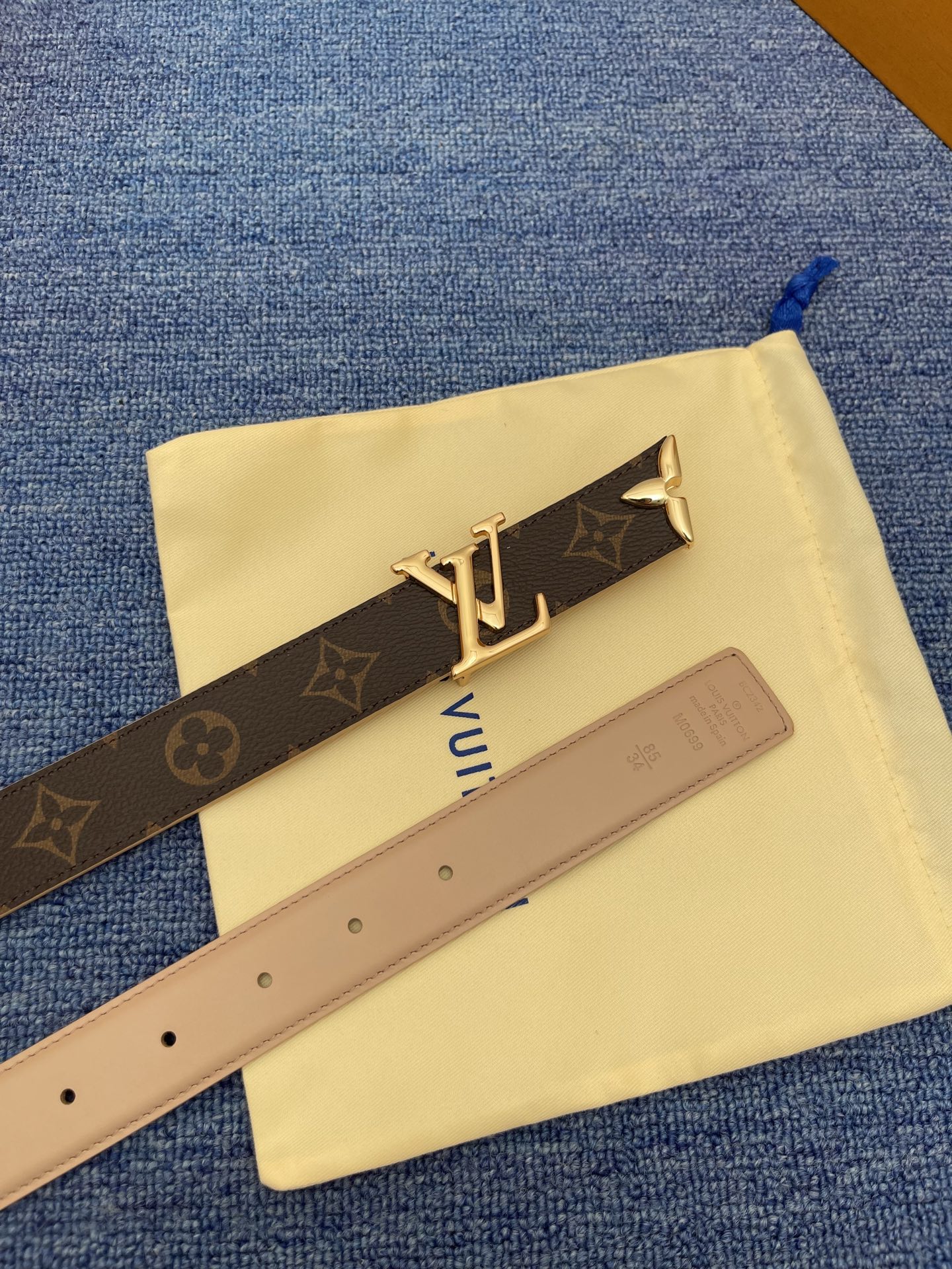 🔴 【品牌】LV  3．0cm 
🔴 【描述】这款饰有LV带扣的腰带配以水牛皮衬里，覆以Monogram