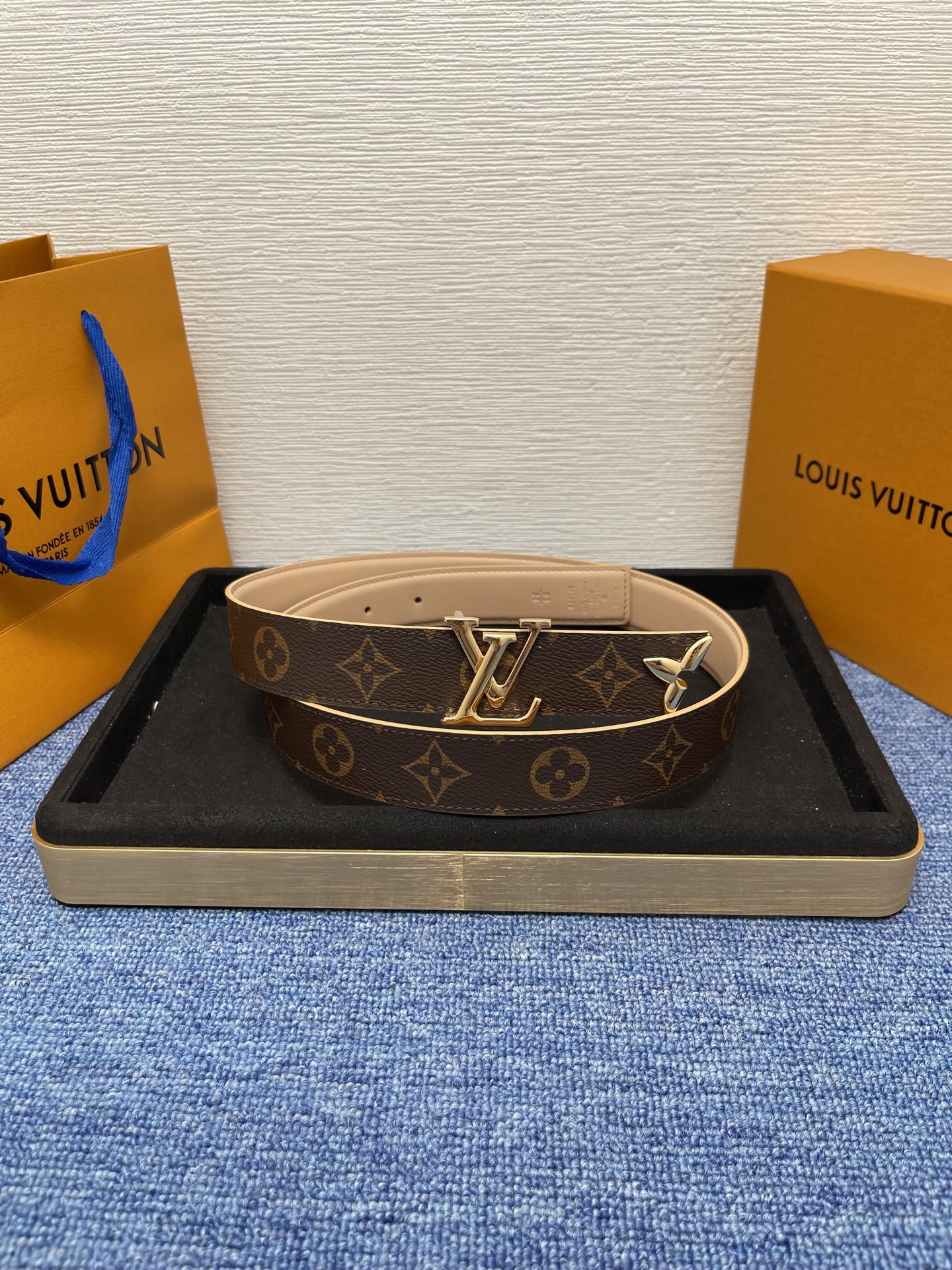 🔴 【品牌】LV  3．0cm 
🔴 【描述】这款饰有LV带扣的腰带配以水牛皮衬里，覆以Monogram