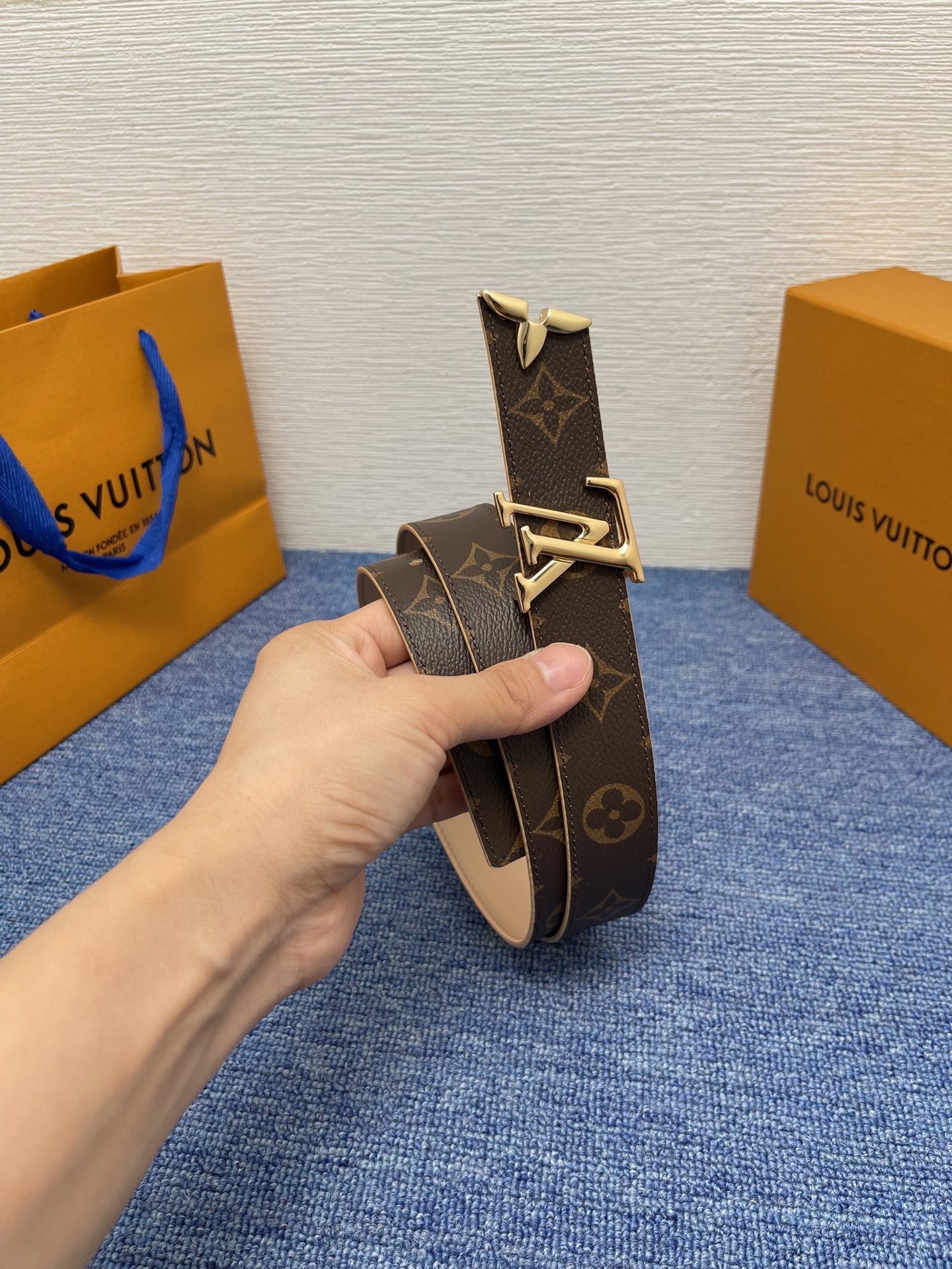 🔴 【品牌】LV  3．0cm 
🔴 【描述】这款饰有LV带扣的腰带配以水牛皮衬里，覆以Monogram