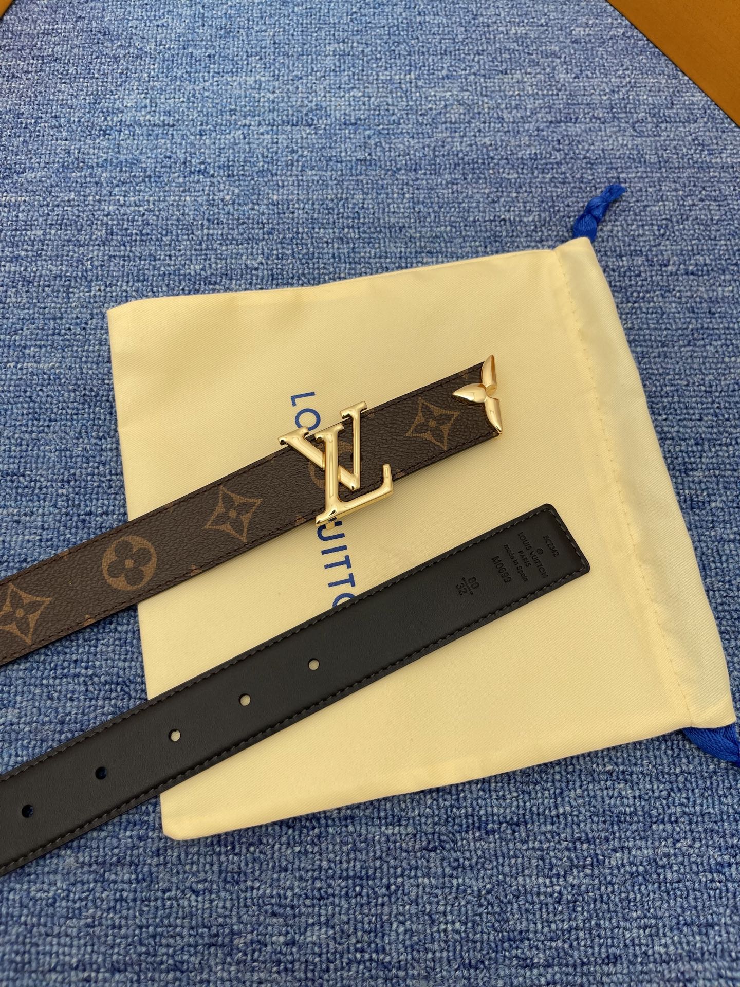 🔴 【品牌】LV  3．0cm 
🔴 【描述】这款饰有LV带扣的腰带配以水牛皮衬里，覆以Monogram