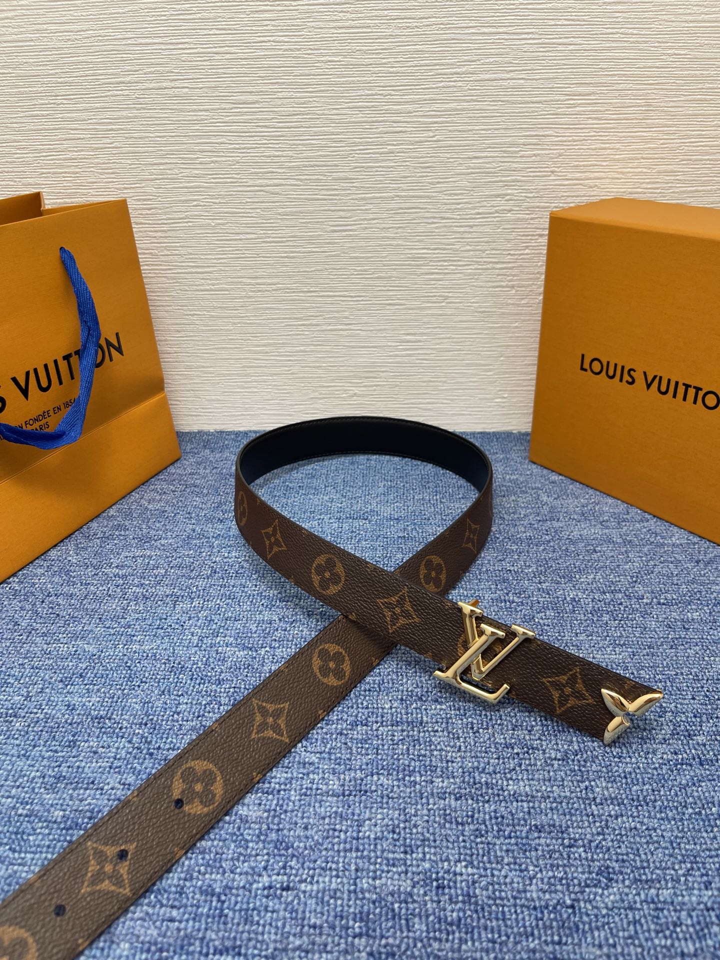 🔴 【品牌】LV  3．0cm 
🔴 【描述】这款饰有LV带扣的腰带配以水牛皮衬里，覆以Monogram