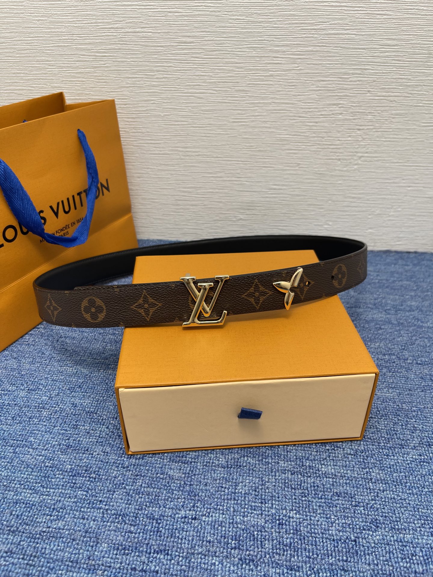 🔴 【品牌】LV  3．0cm 
🔴 【描述】这款饰有LV带扣的腰带配以水牛皮衬里，覆以Monogram
