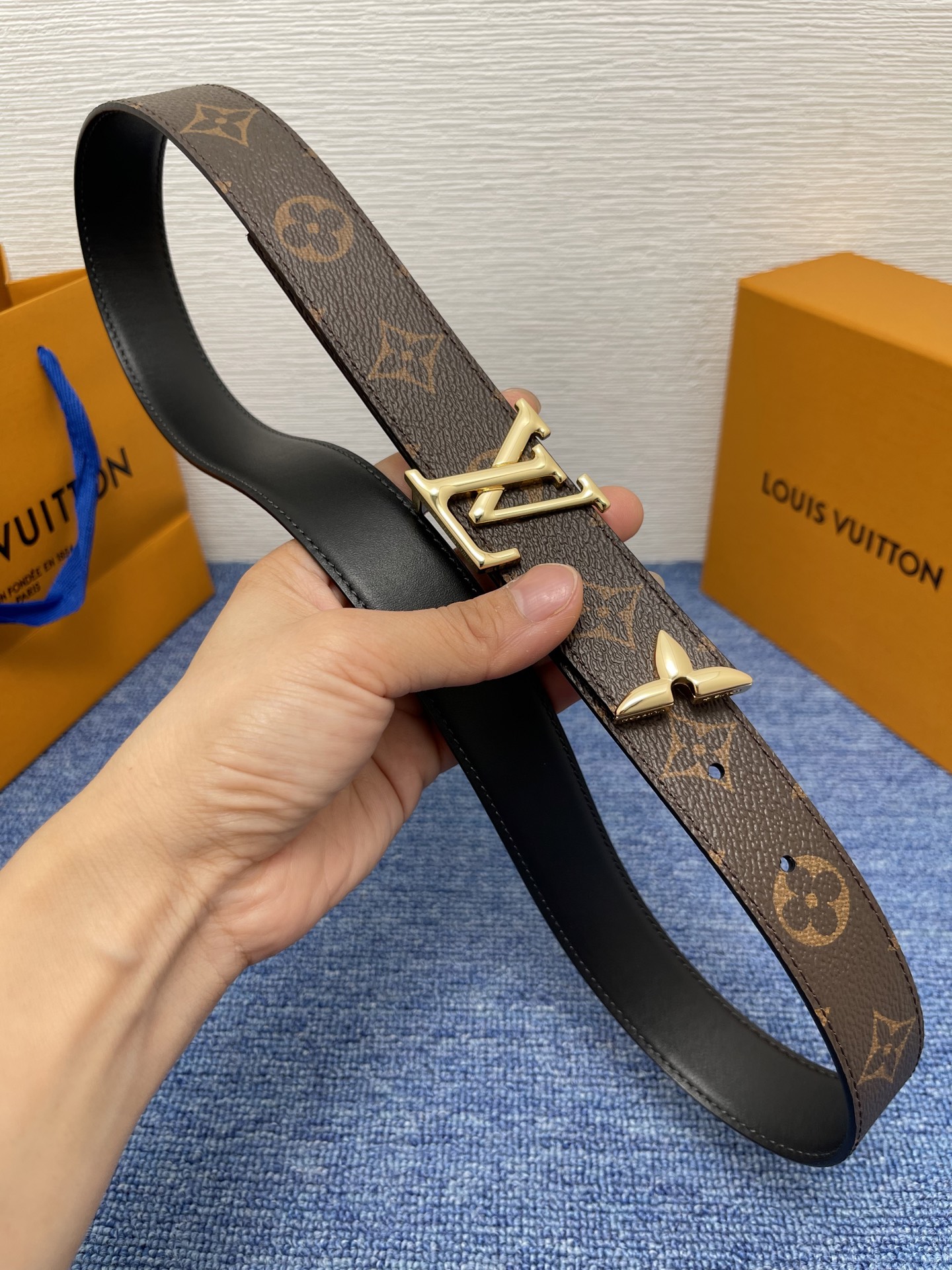 🔴 【品牌】LV  3．0cm 
🔴 【描述】这款饰有LV带扣的腰带配以水牛皮衬里，覆以Monogram