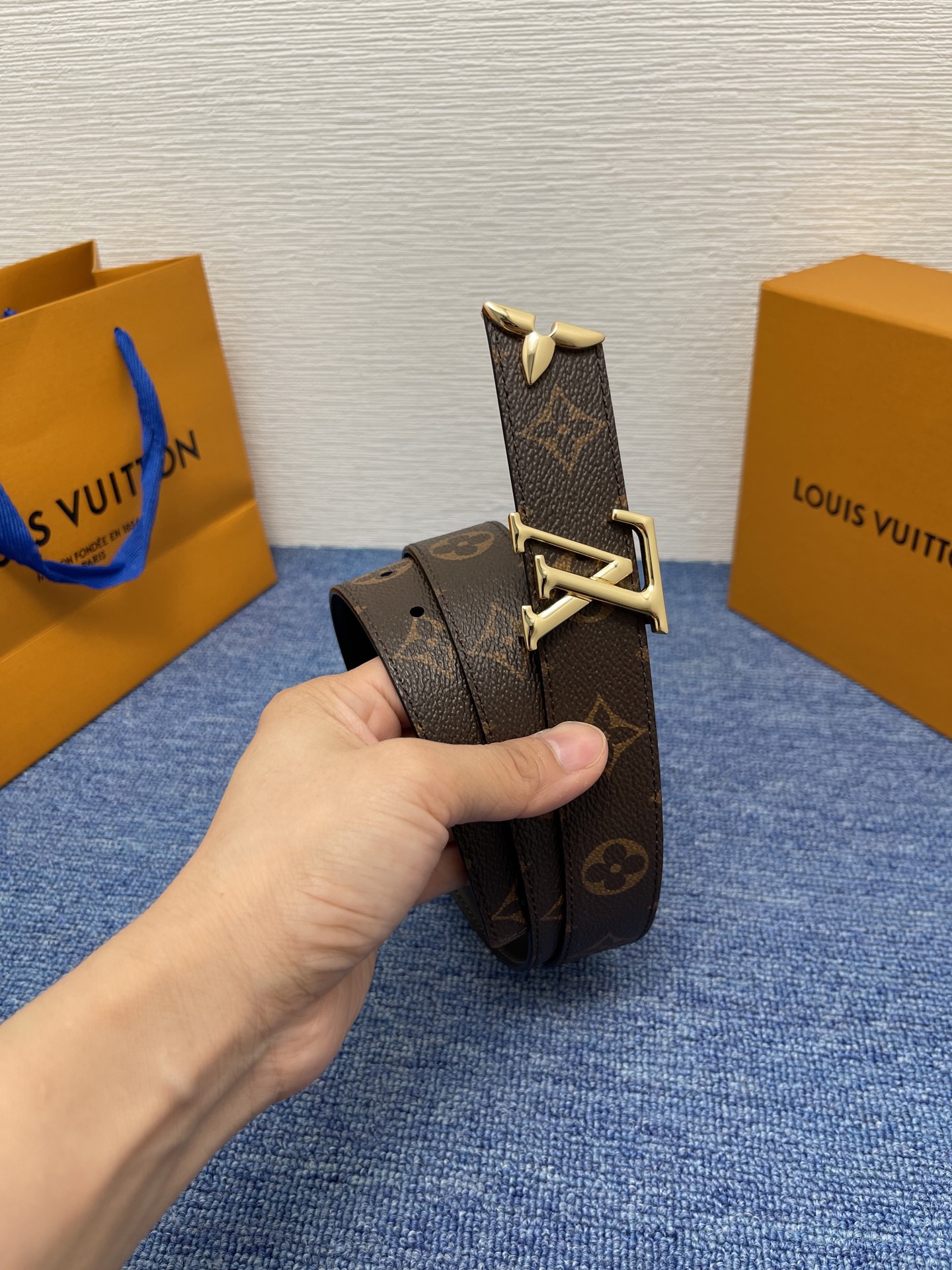 🔴 【品牌】LV  3．0cm 
🔴 【描述】这款饰有LV带扣的腰带配以水牛皮衬里，覆以Monogram