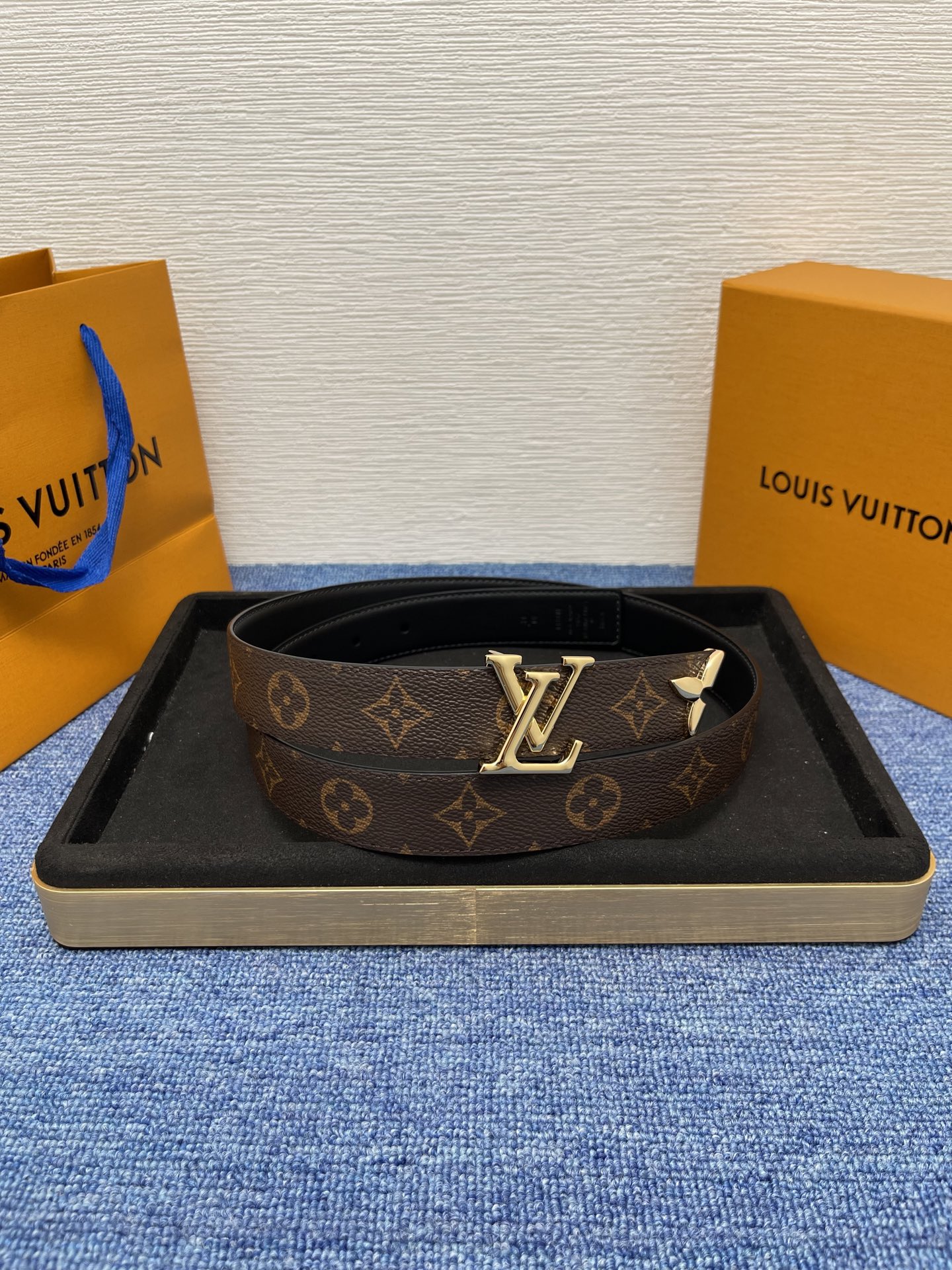 🔴 【品牌】LV  3．0cm 
🔴 【描述】这款饰有LV带扣的腰带配以水牛皮衬里，覆以Monogram