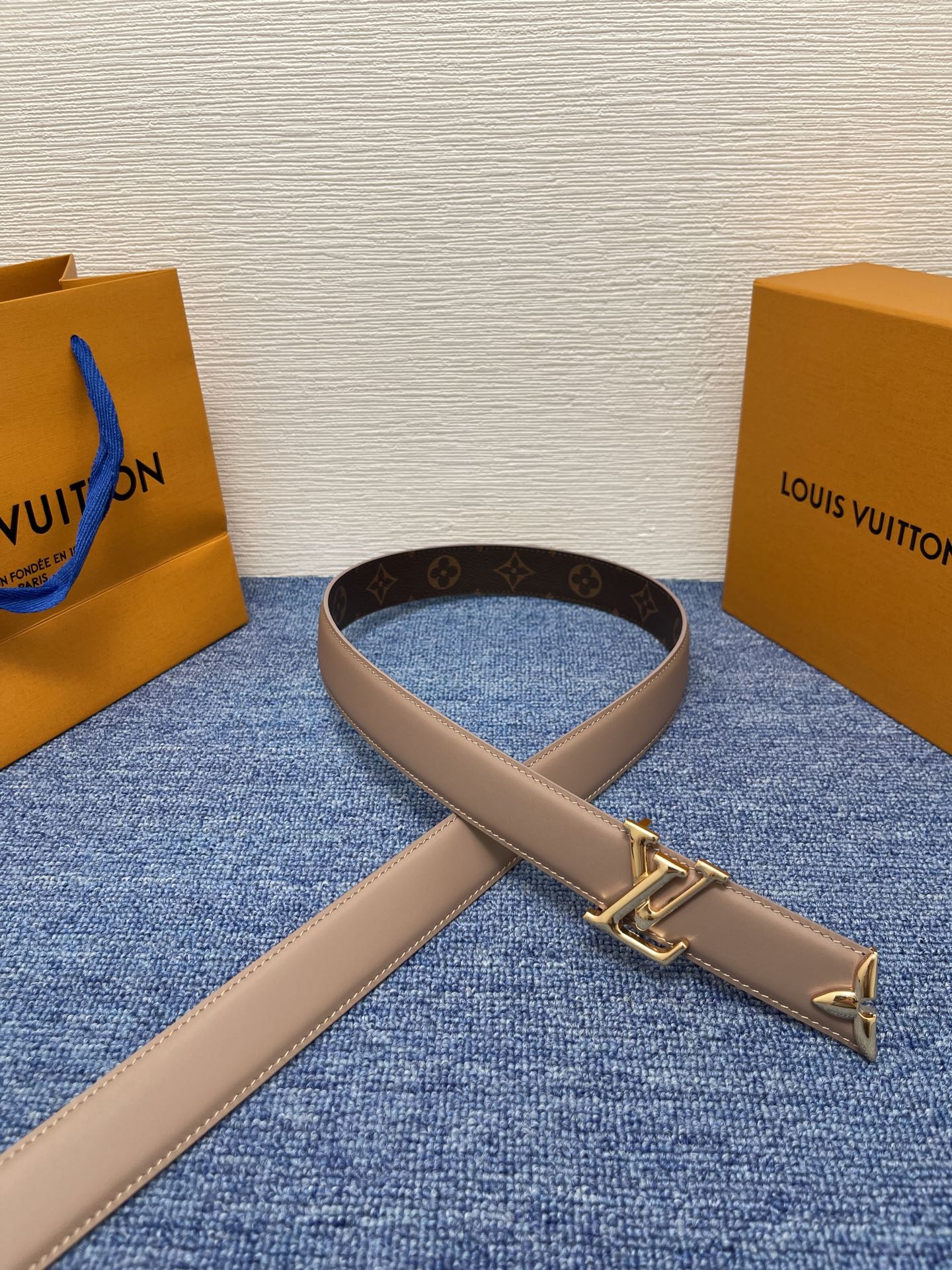 🔴 【品牌】LV  3．0cm 
🔴 【描述】这款饰有LV带扣的腰带配以水牛皮衬里，覆以Monogram